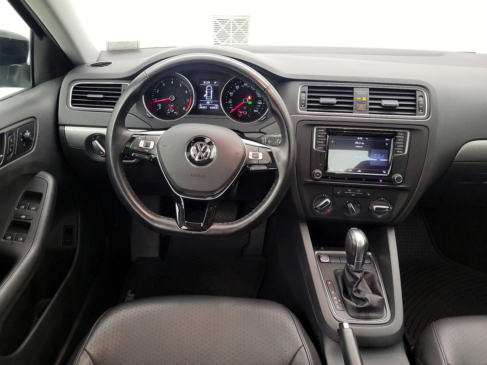 Thumbnail: 2017 Volkswagen Jetta - 10
