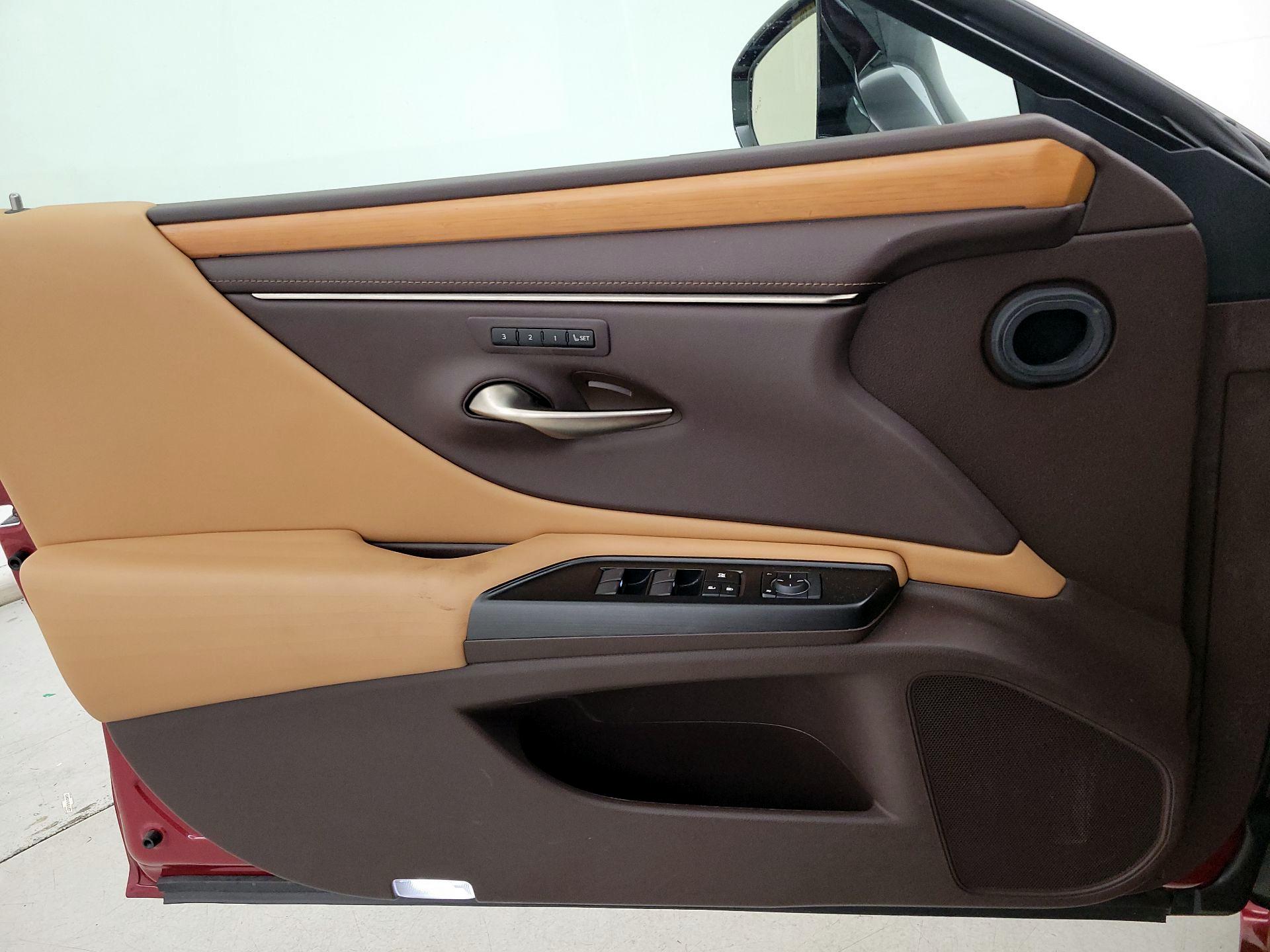 Thumbnail: 2019 Lexus ES - 12