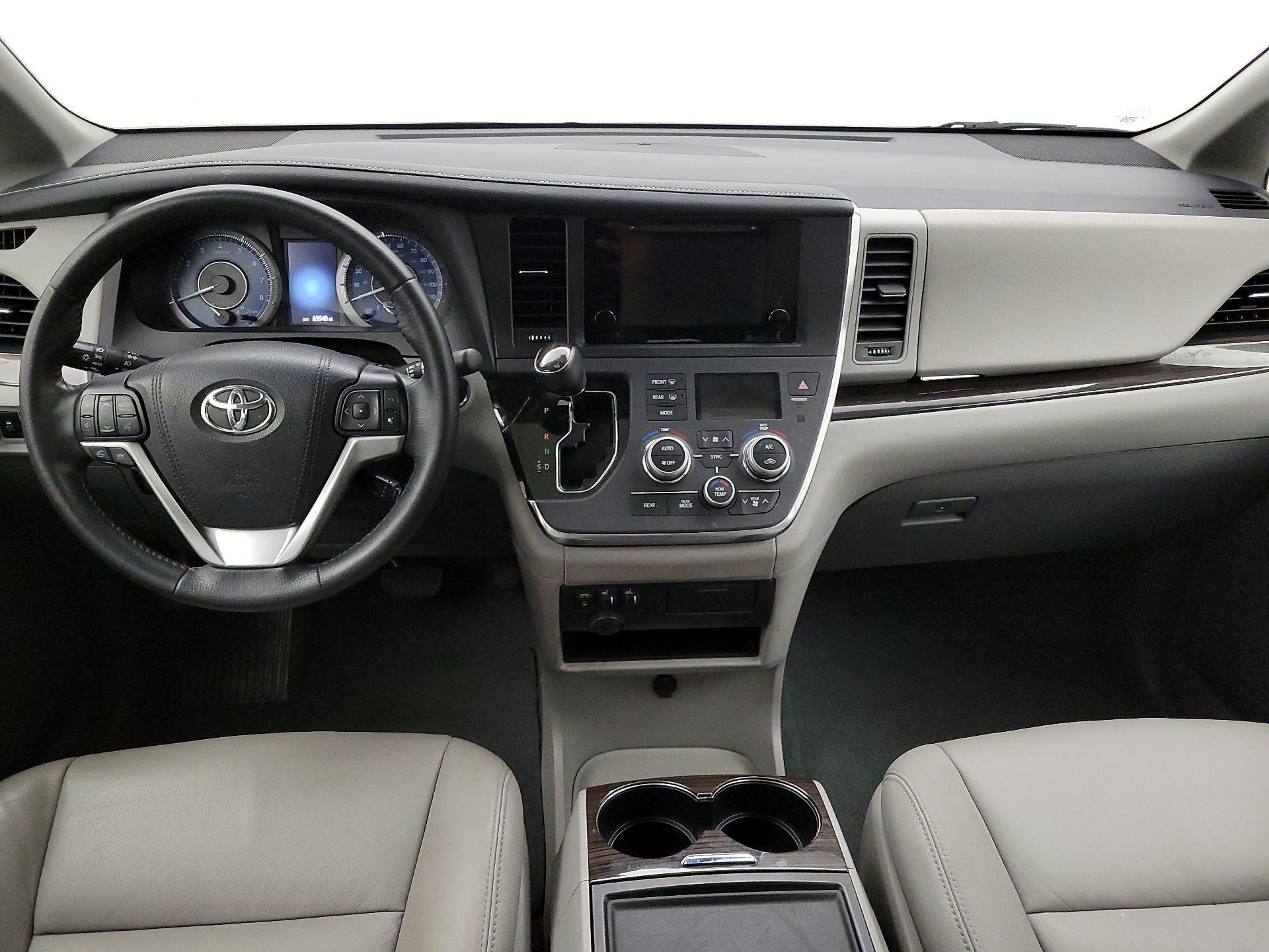 Thumbnail: 2017 Toyota Sienna - 9