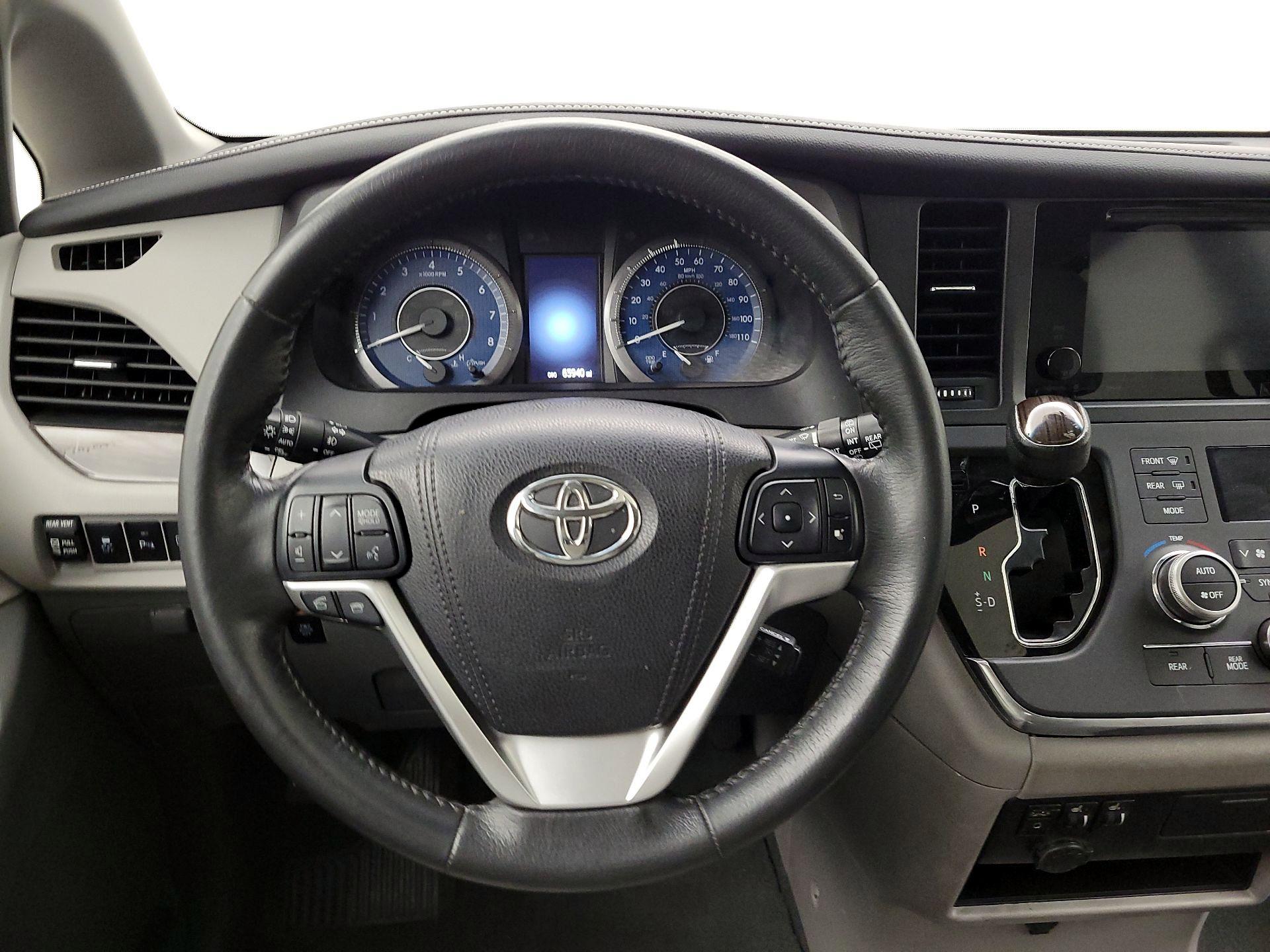 Thumbnail: 2017 Toyota Sienna - 10