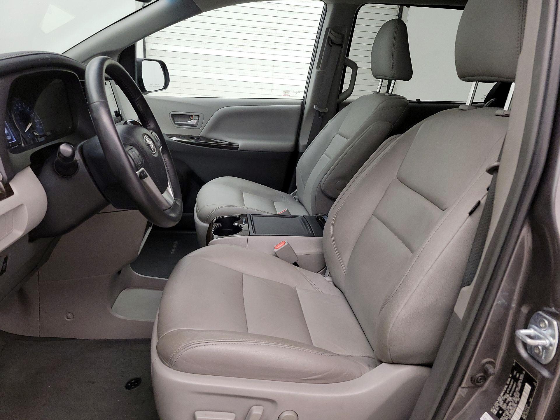 Thumbnail: 2017 Toyota Sienna - 11
