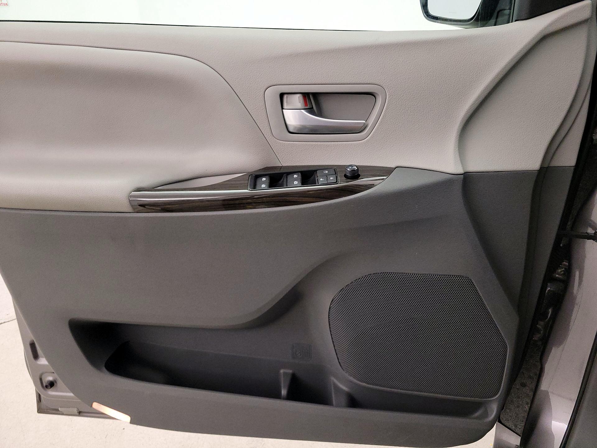Thumbnail: 2017 Toyota Sienna - 12