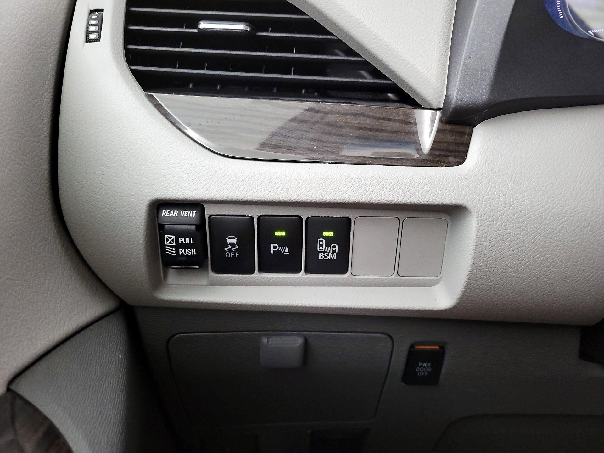 Thumbnail: 2017 Toyota Sienna - 13