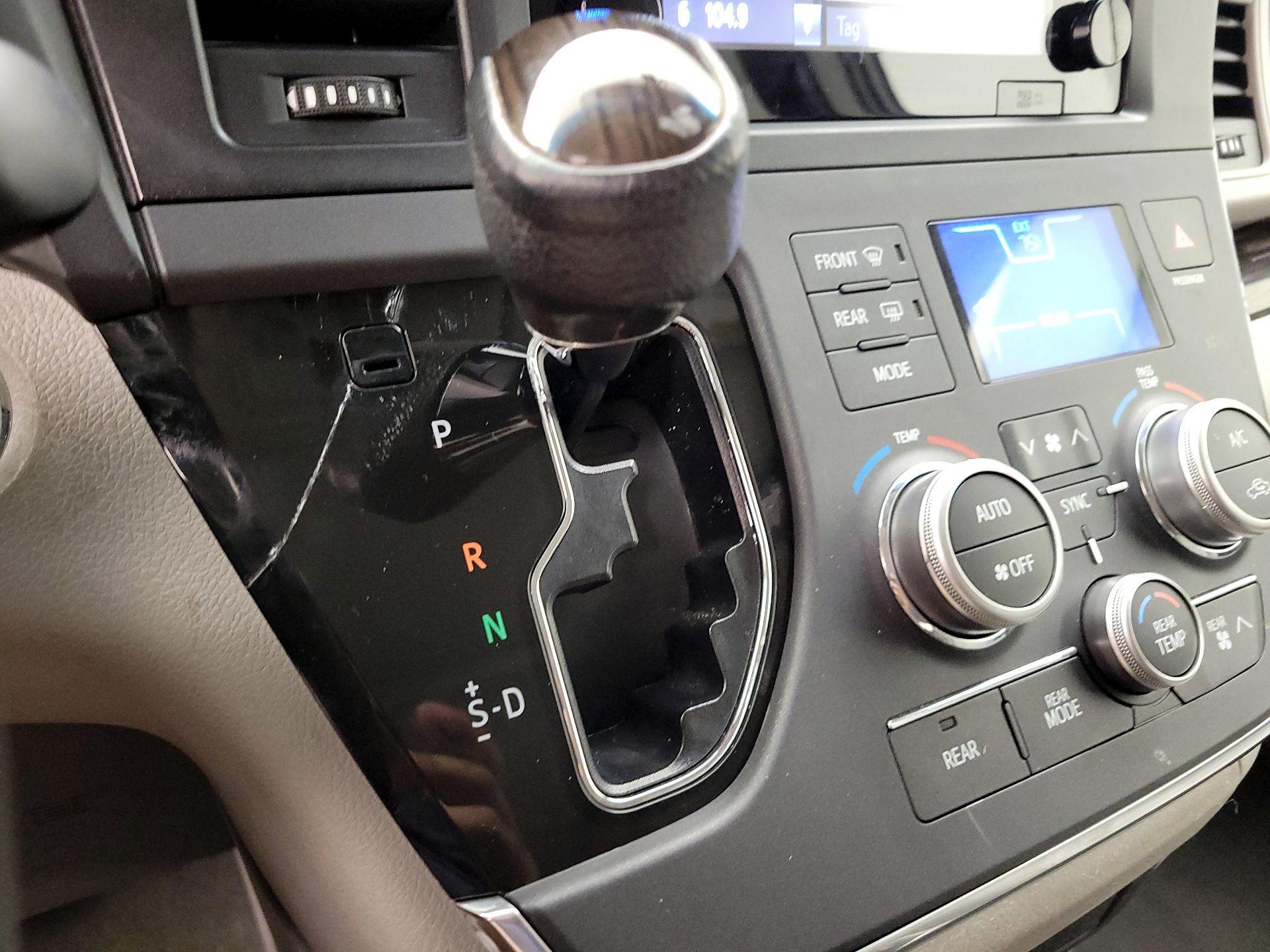 Thumbnail: 2017 Toyota Sienna - 17