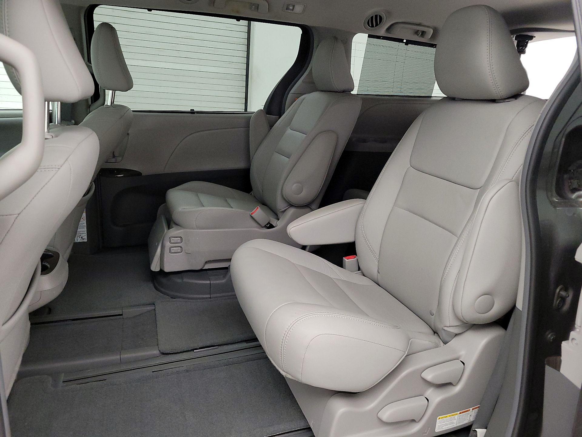 Thumbnail: 2017 Toyota Sienna - 20