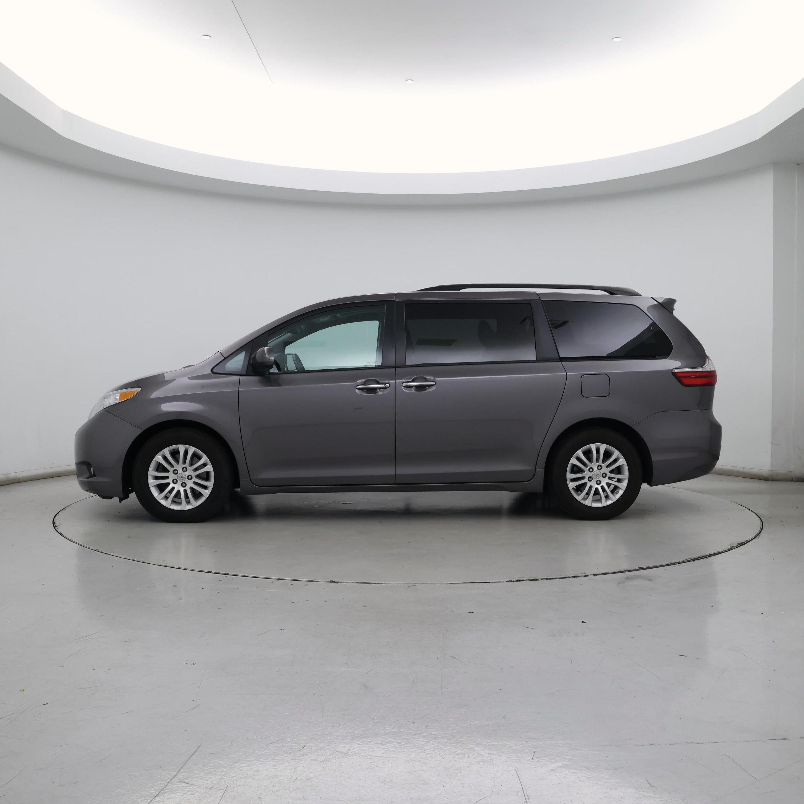 Thumbnail: 2017 Toyota Sienna - 3