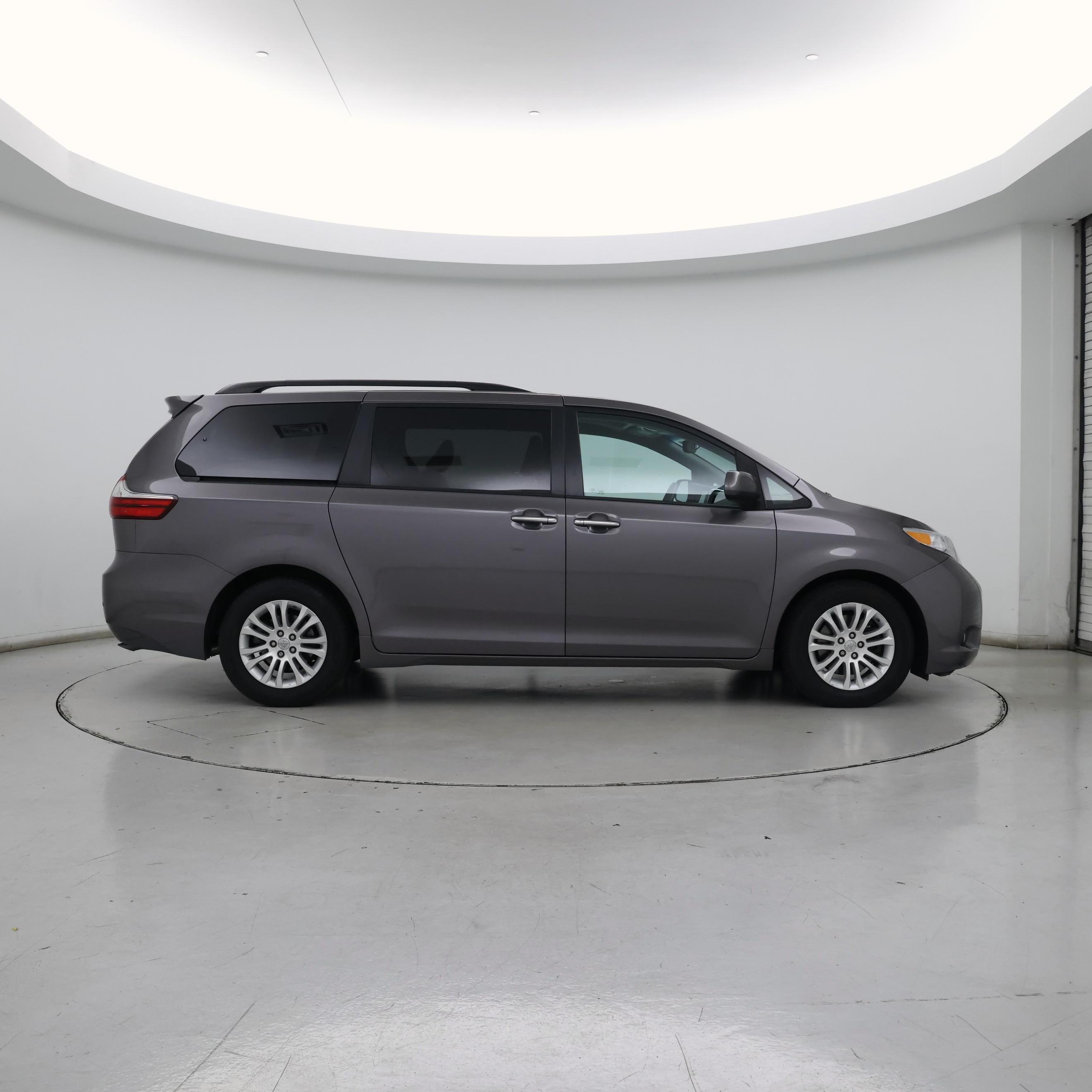 Thumbnail: 2017 Toyota Sienna - 7