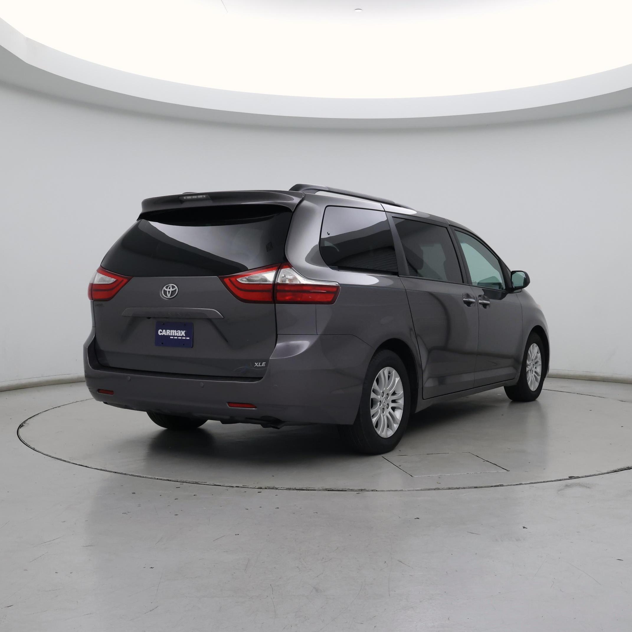 Thumbnail: 2017 Toyota Sienna - 8