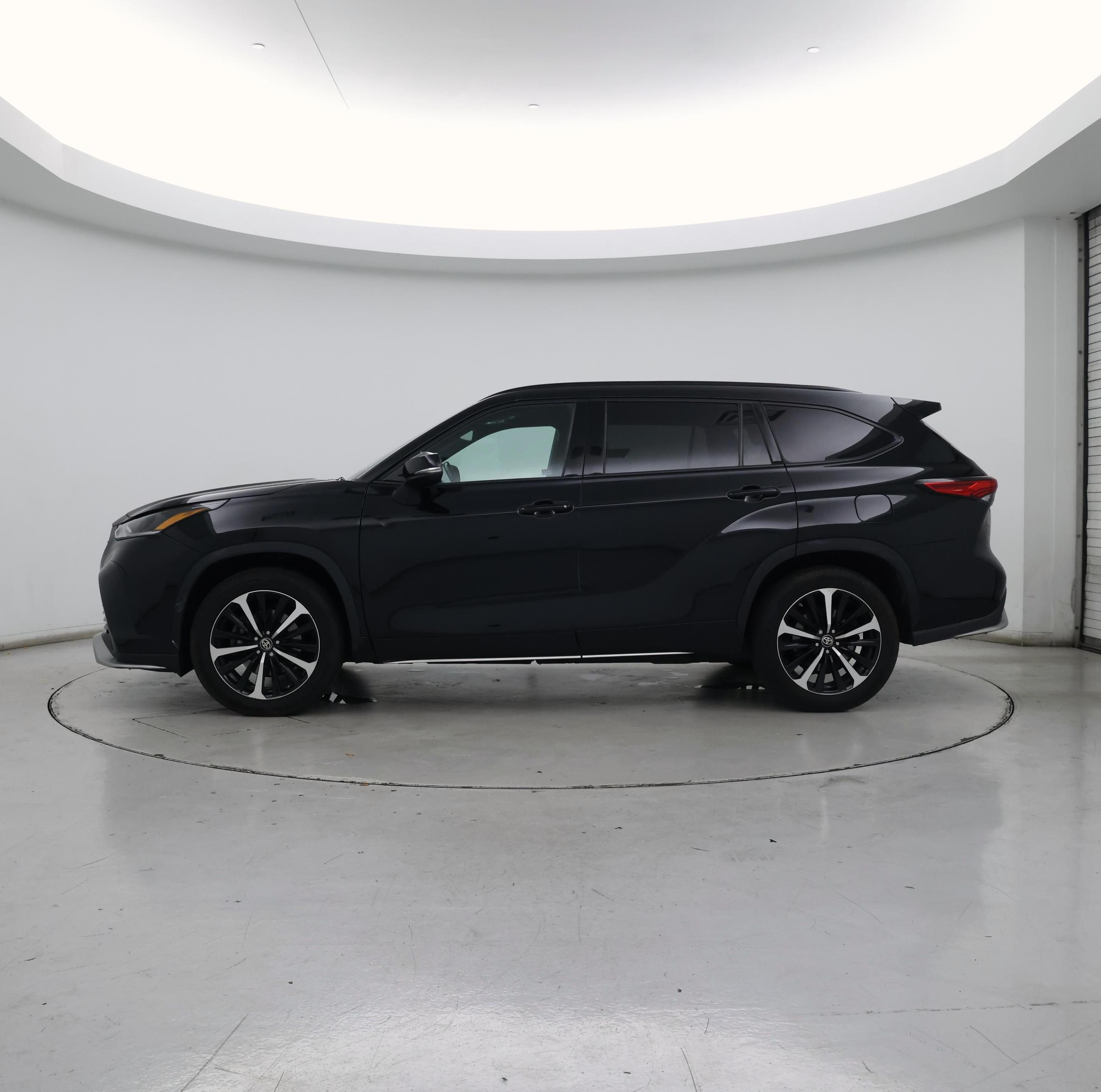 Thumbnail: 2021 Toyota Highlander - 3
