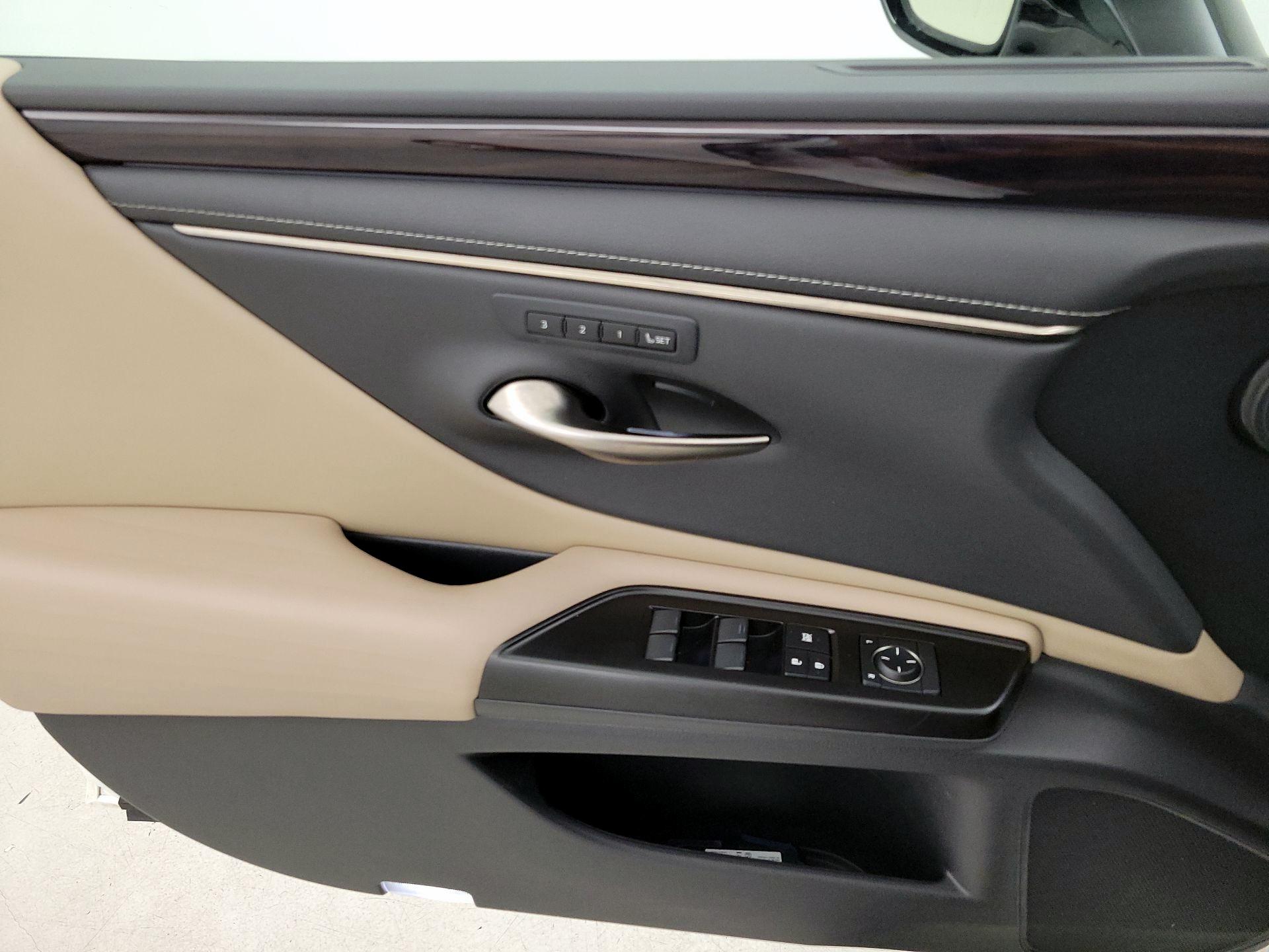 Thumbnail: 2019 Lexus ES - 12