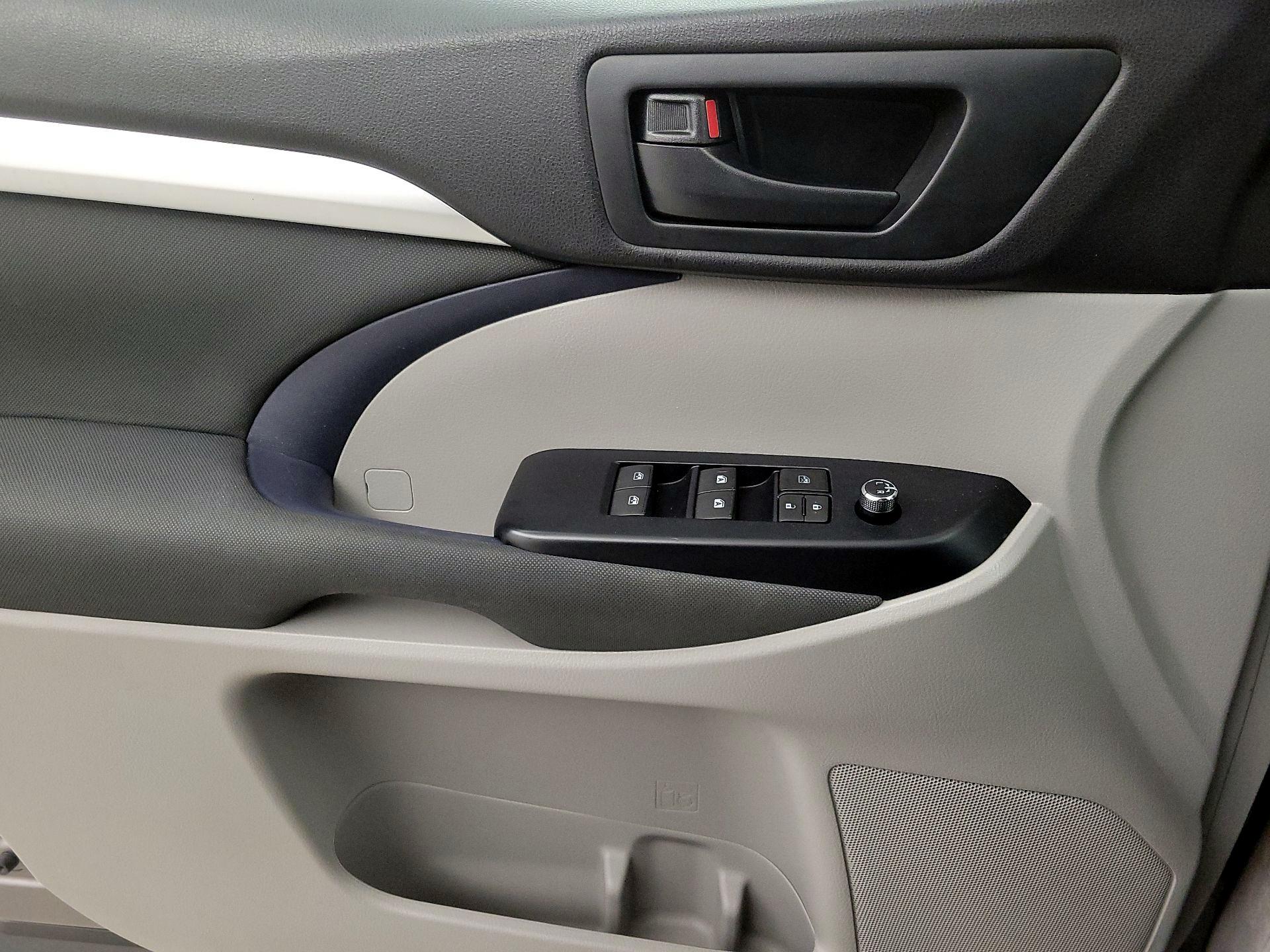 Thumbnail: 2016 Toyota Highlander - 12