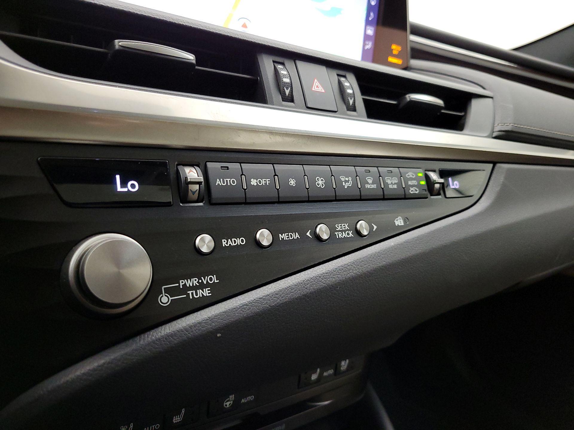 Thumbnail: 2021 Lexus ES - 17
