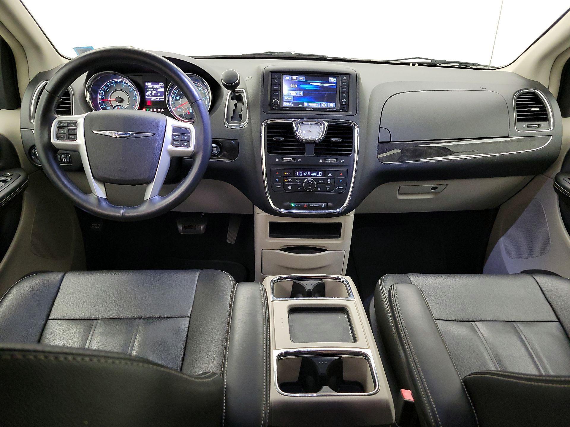 Thumbnail: 2016 Chrysler Town & Country - 9
