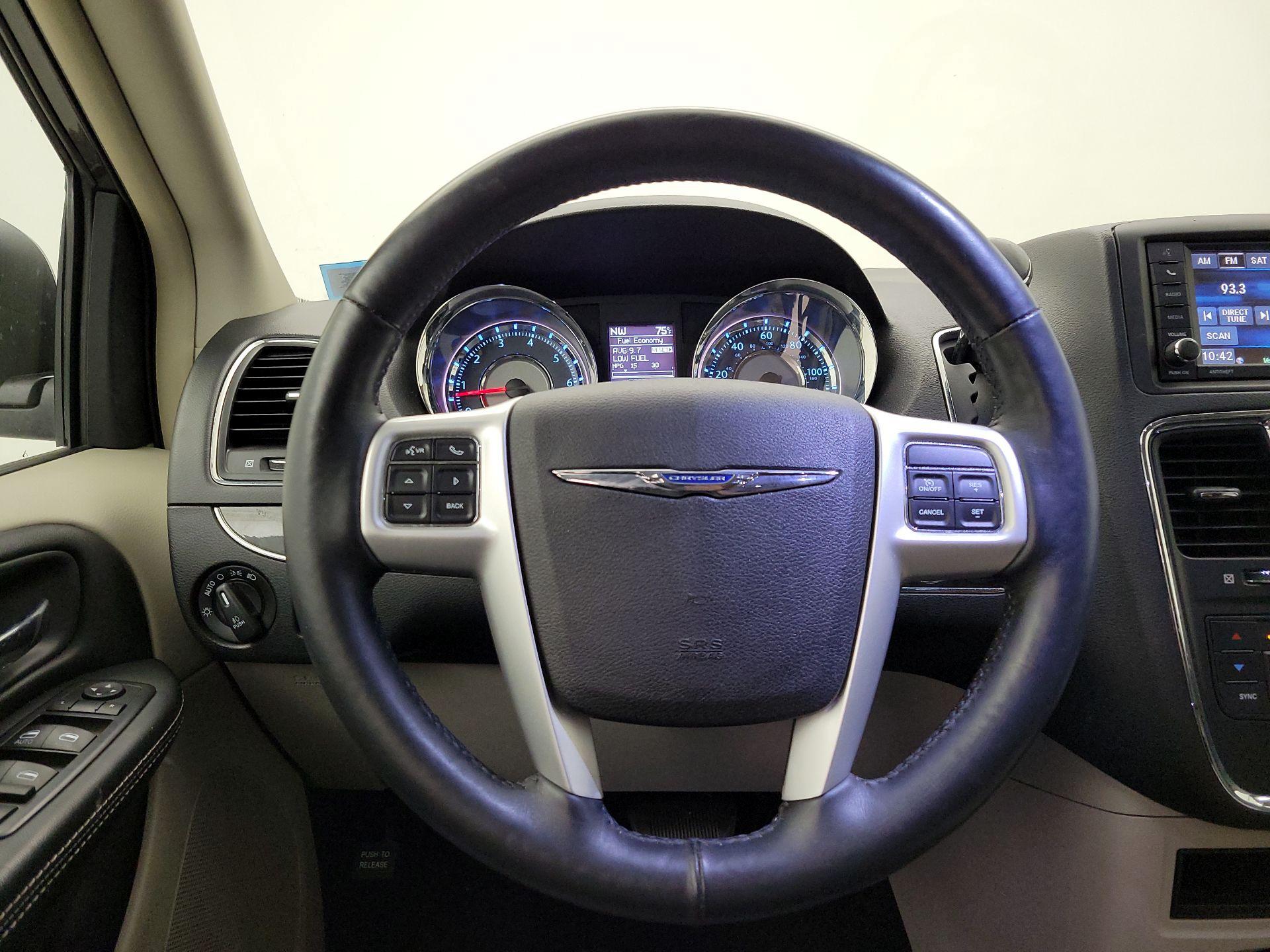 Thumbnail: 2016 Chrysler Town & Country - 10