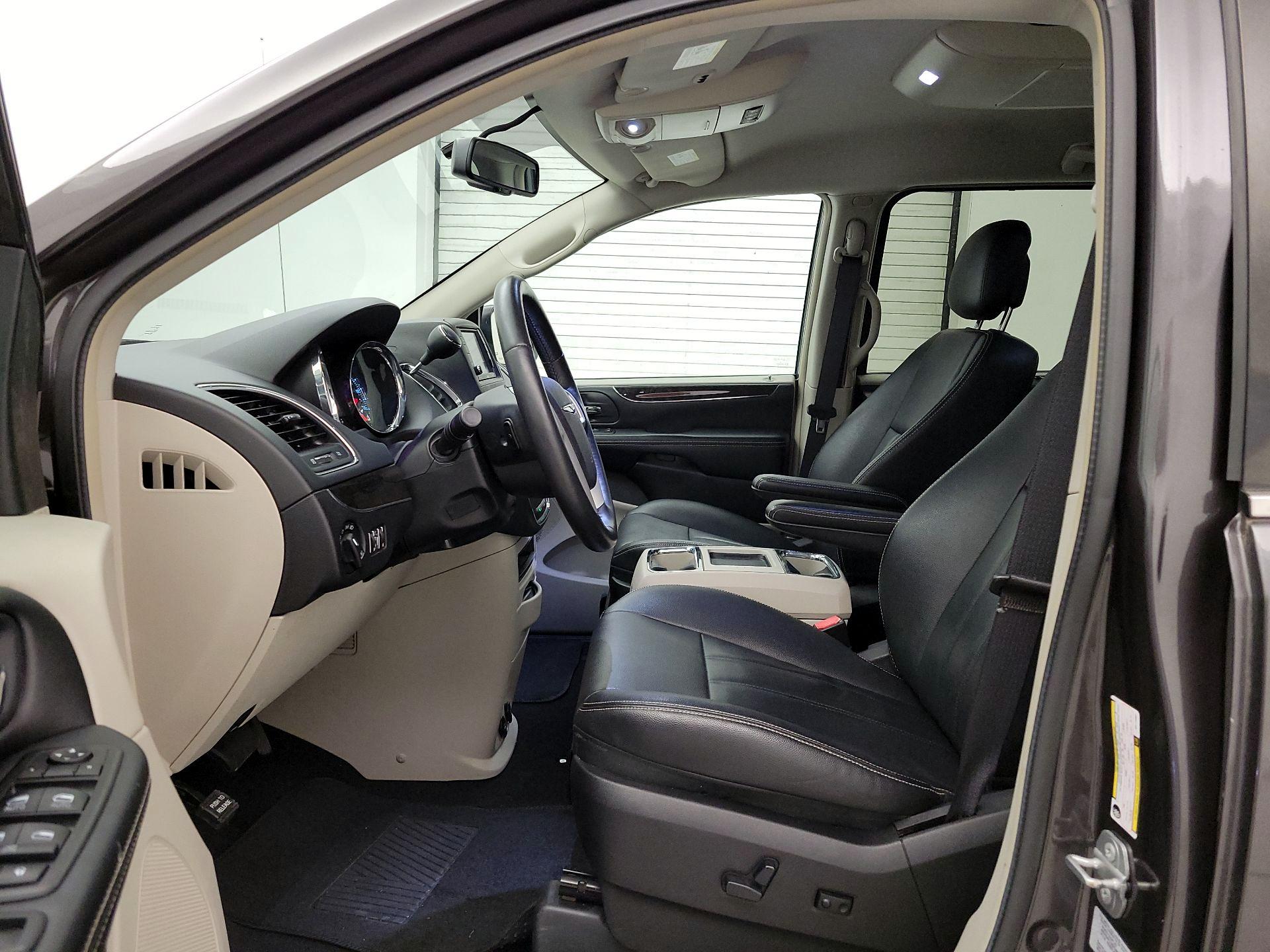 Thumbnail: 2016 Chrysler Town & Country - 11