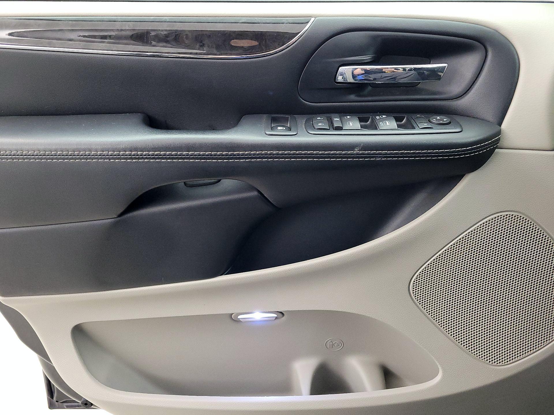 Thumbnail: 2016 Chrysler Town & Country - 12