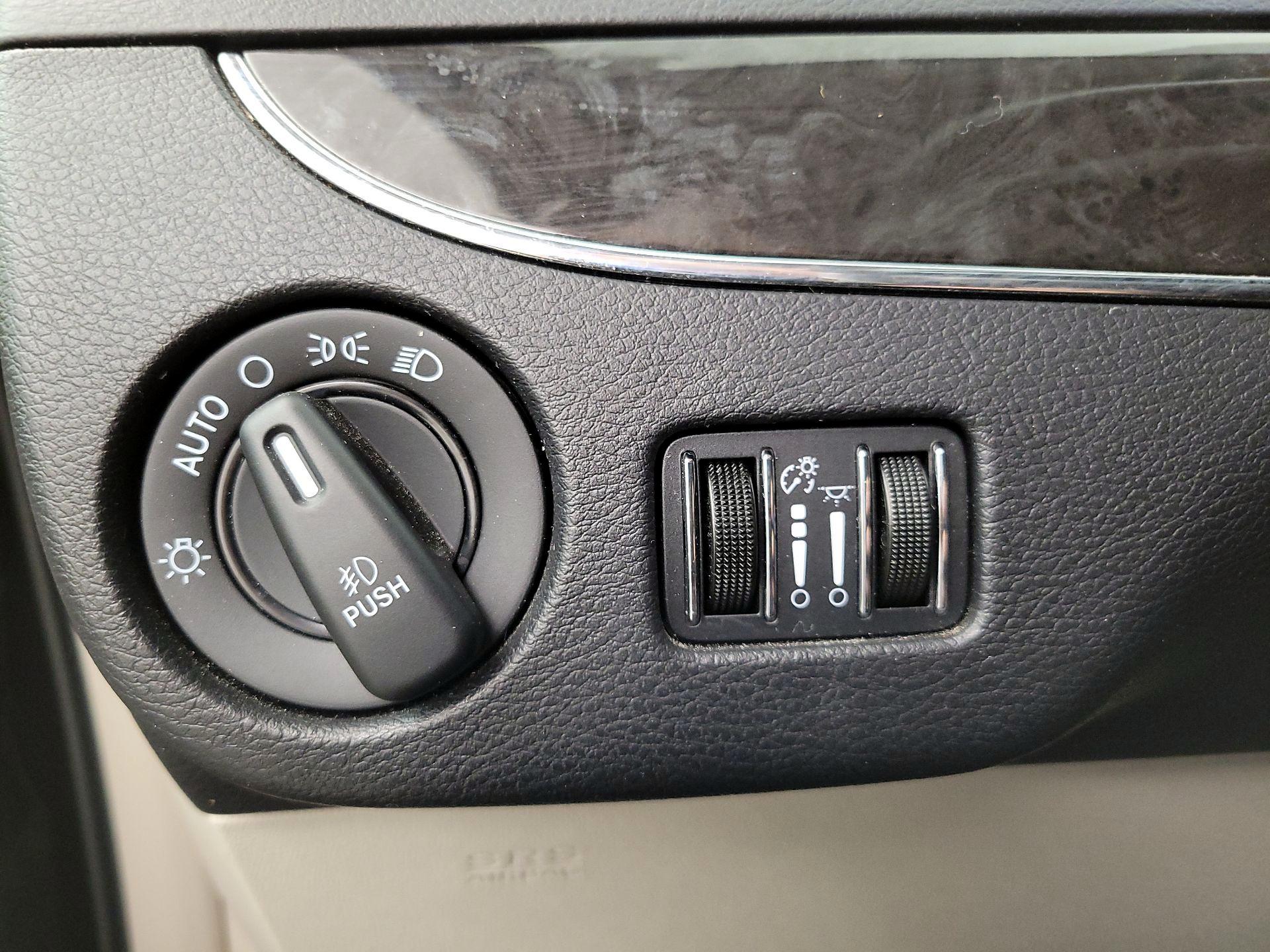 Thumbnail: 2016 Chrysler Town & Country - 13
