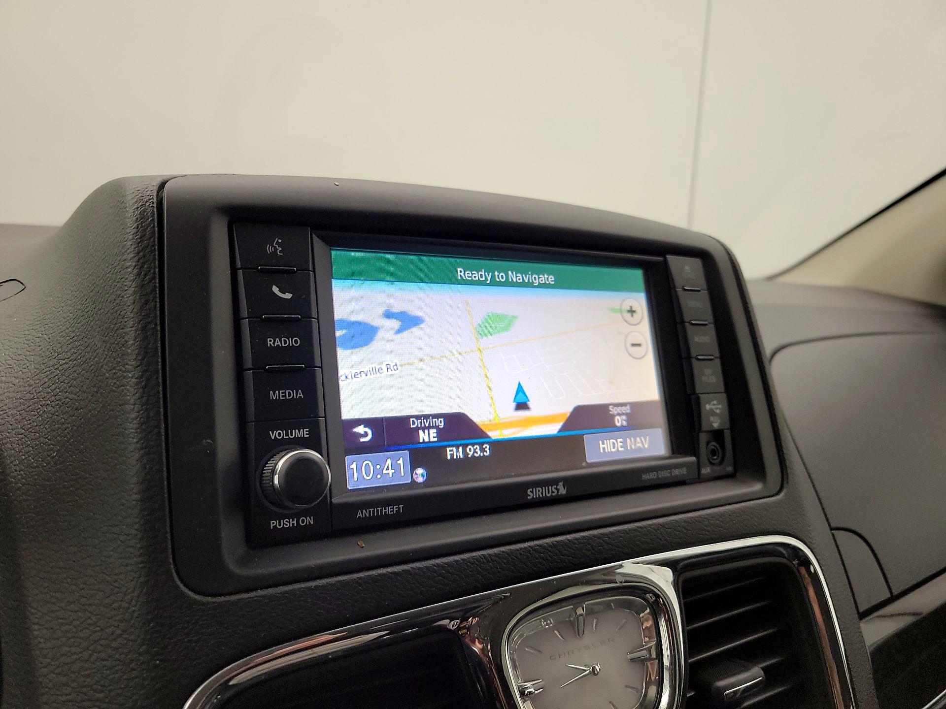 Thumbnail: 2016 Chrysler Town & Country - 14