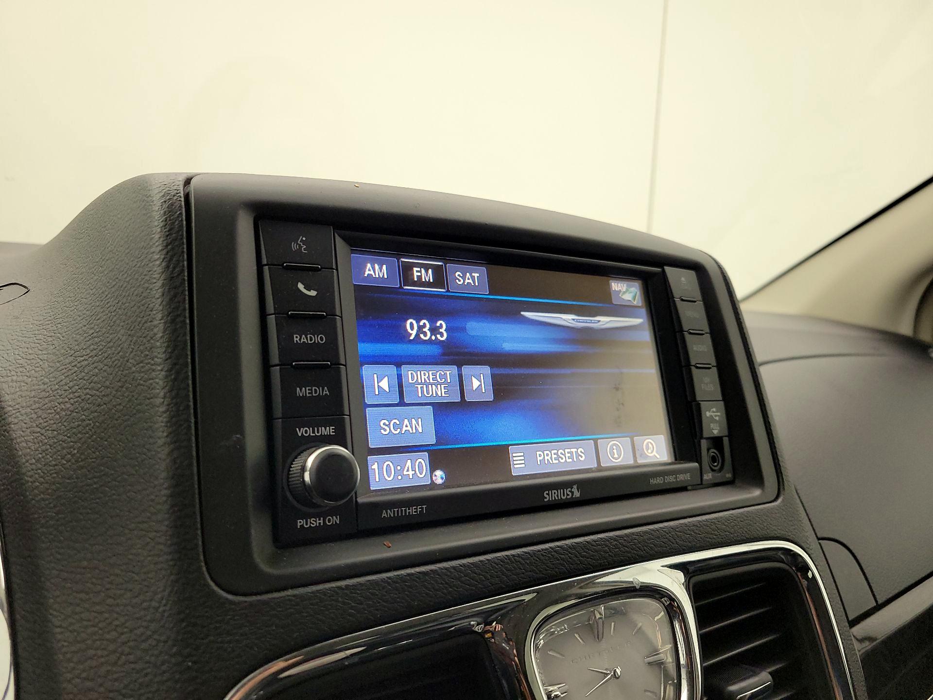 Thumbnail: 2016 Chrysler Town & Country - 16