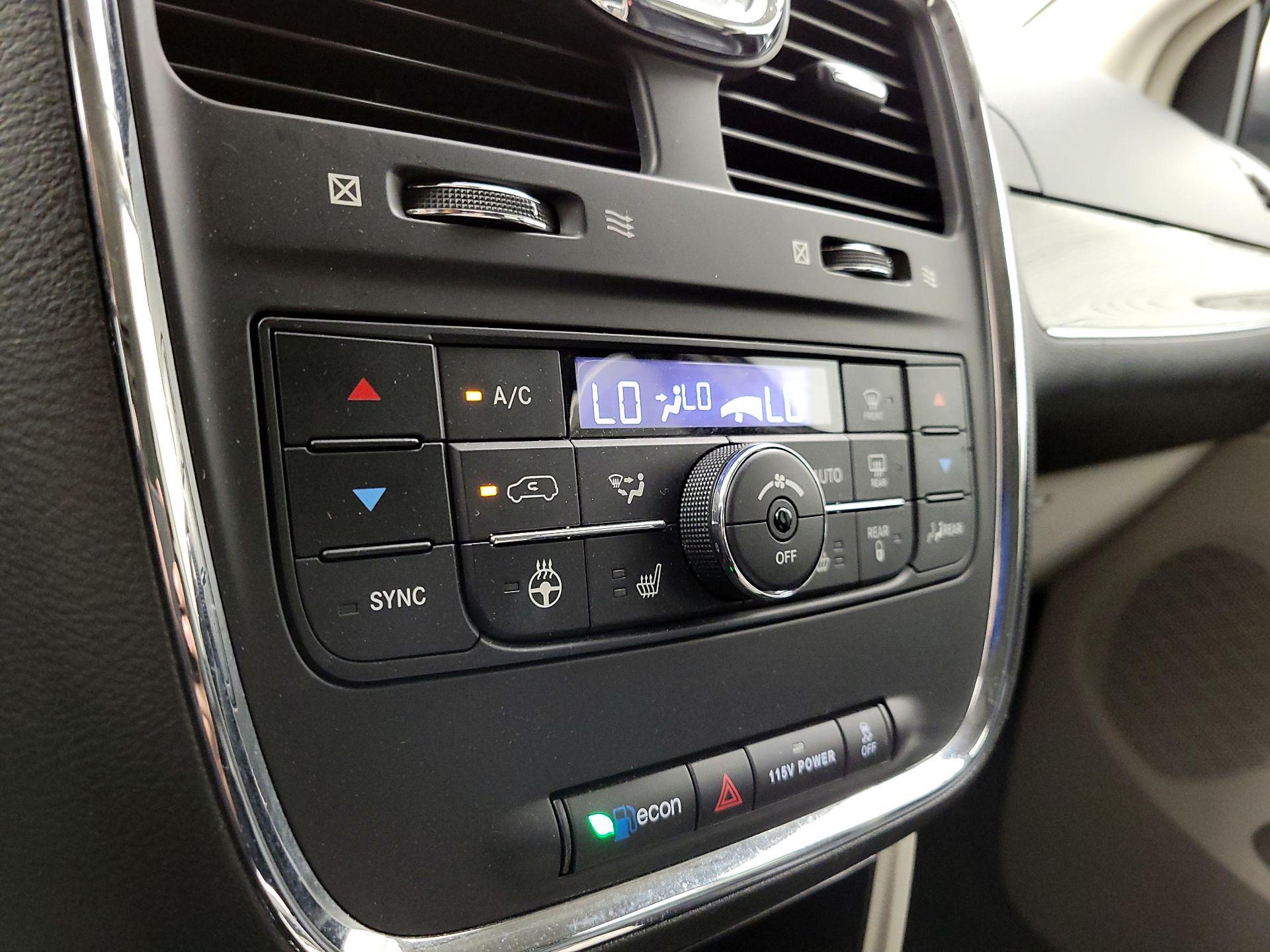 Thumbnail: 2016 Chrysler Town & Country - 17