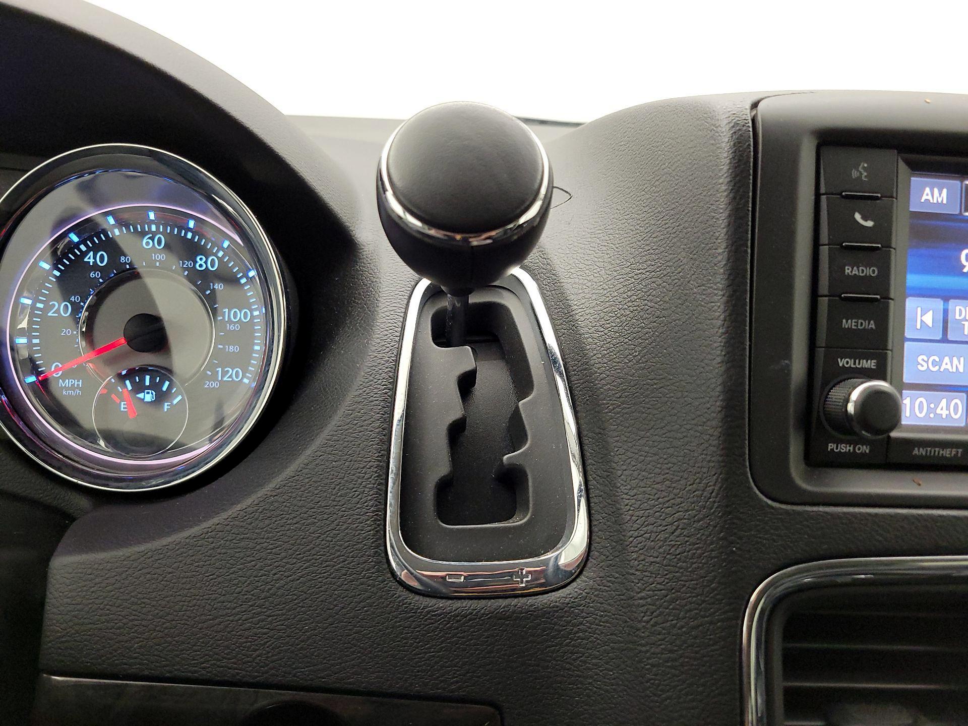 Thumbnail: 2016 Chrysler Town & Country - 18
