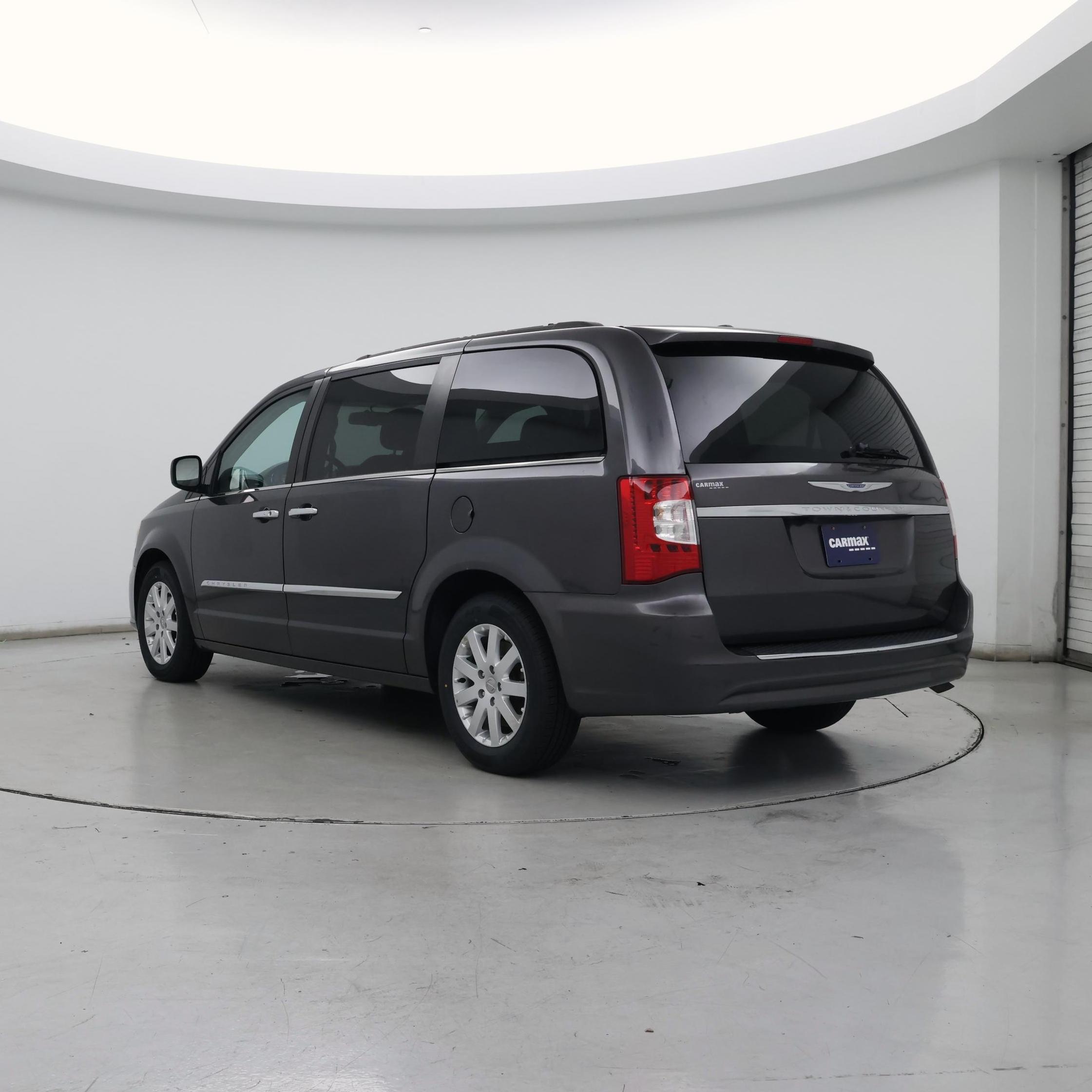 Thumbnail: 2016 Chrysler Town & Country - 2