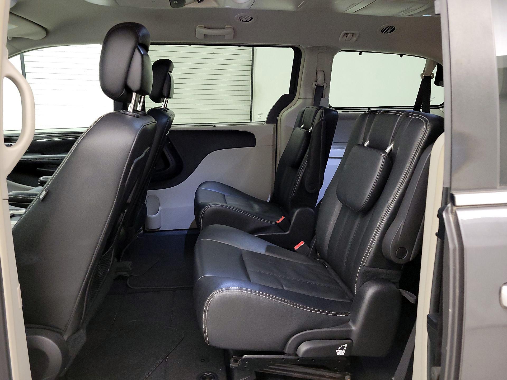 Thumbnail: 2016 Chrysler Town & Country - 19
