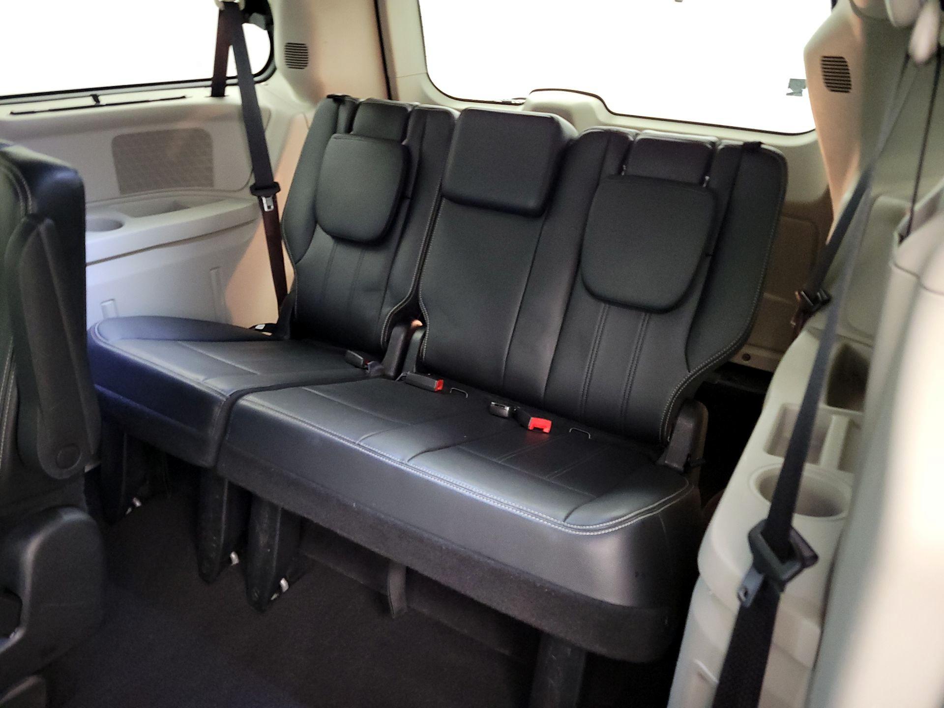Thumbnail: 2016 Chrysler Town & Country - 20