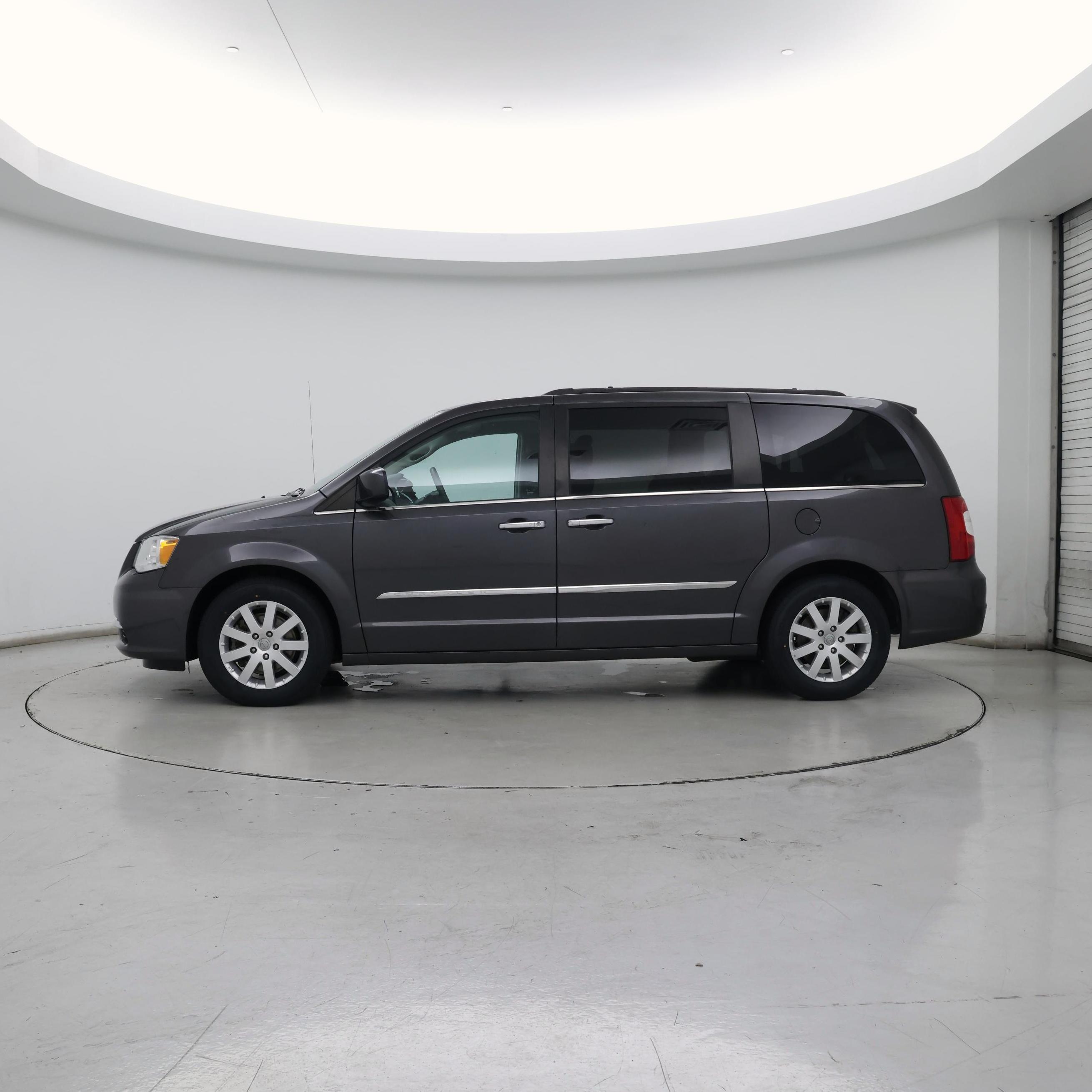 Thumbnail: 2016 Chrysler Town & Country - 3