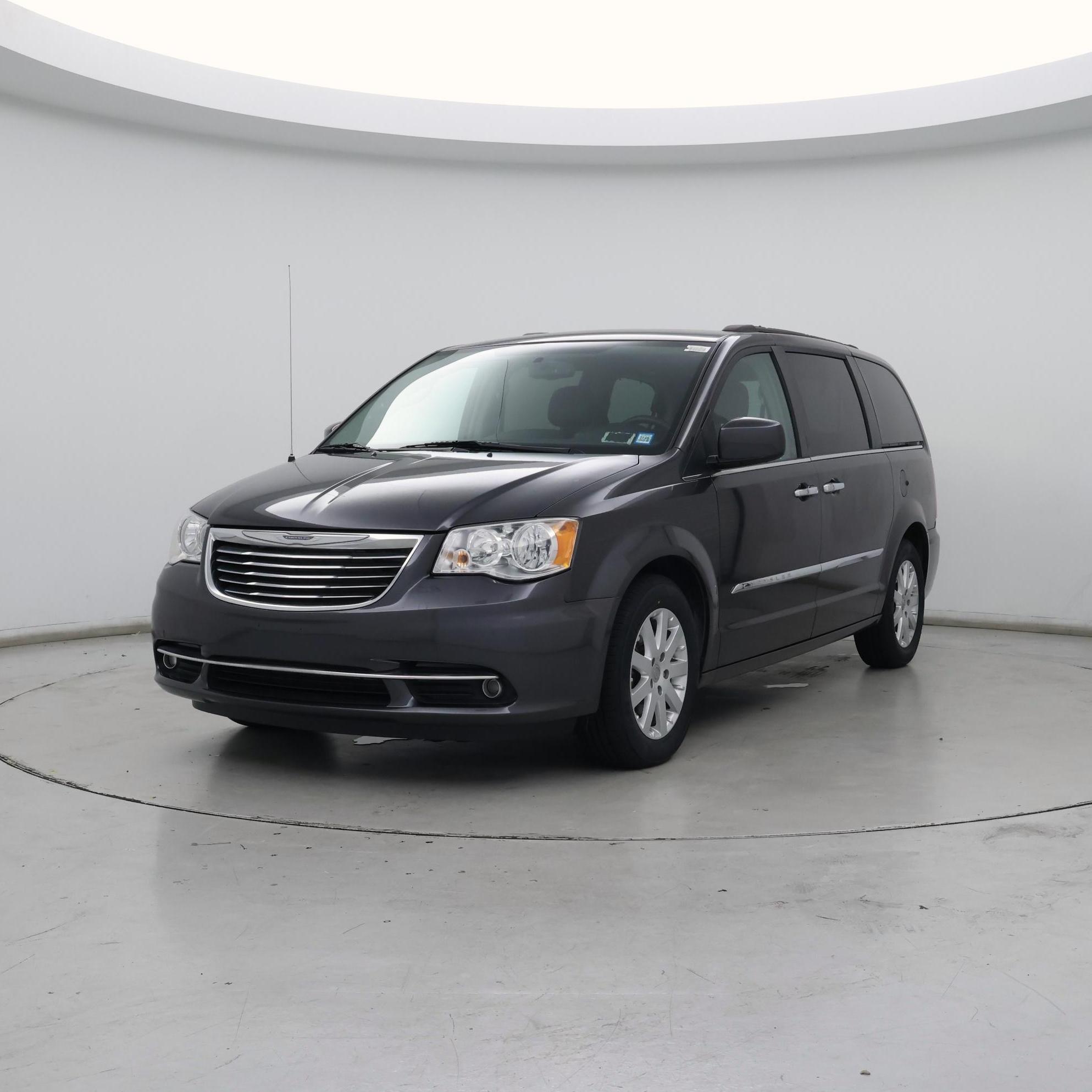 Thumbnail: 2016 Chrysler Town & Country - 4