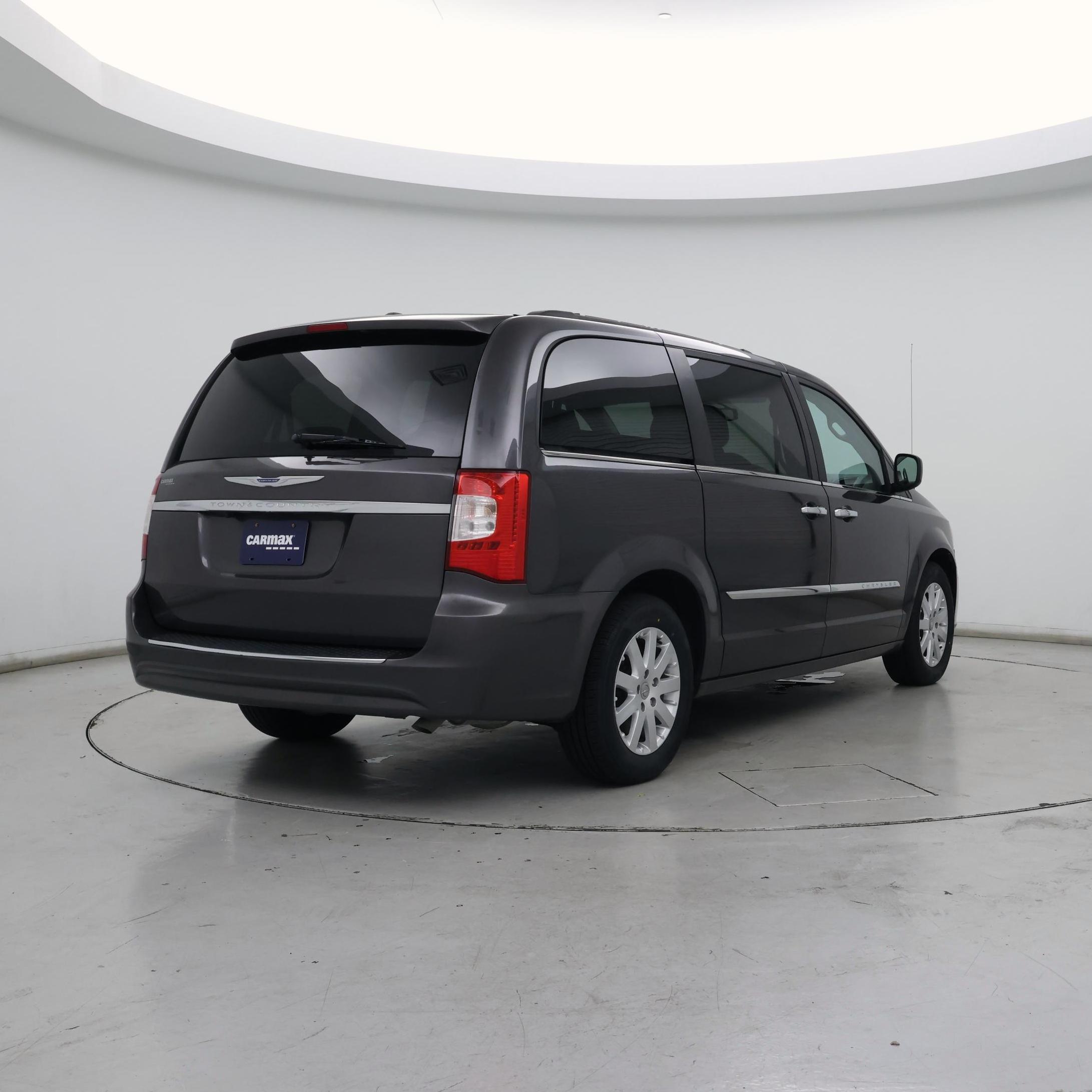Thumbnail: 2016 Chrysler Town & Country - 8