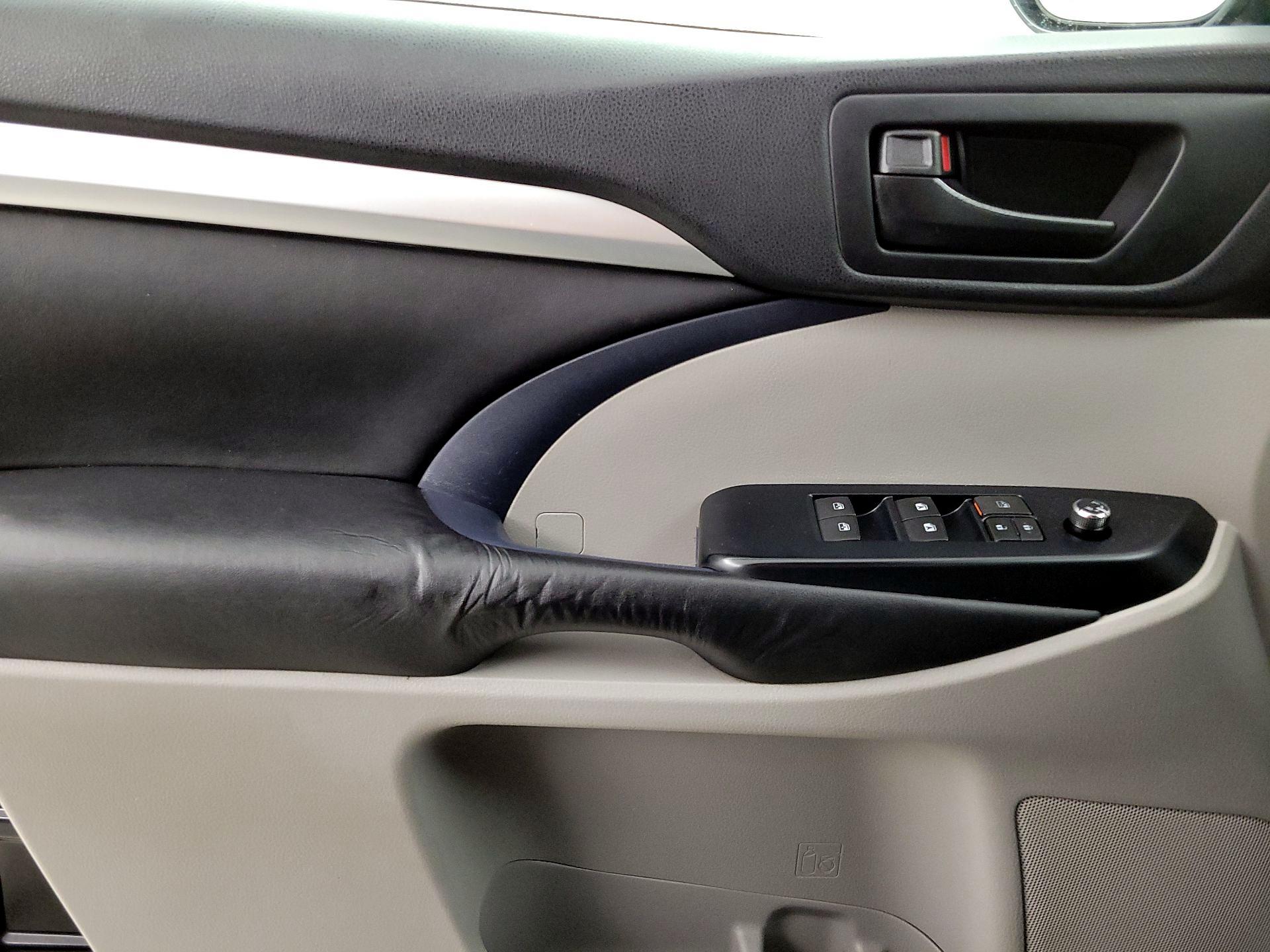 Thumbnail: 2016 Toyota Highlander - 12