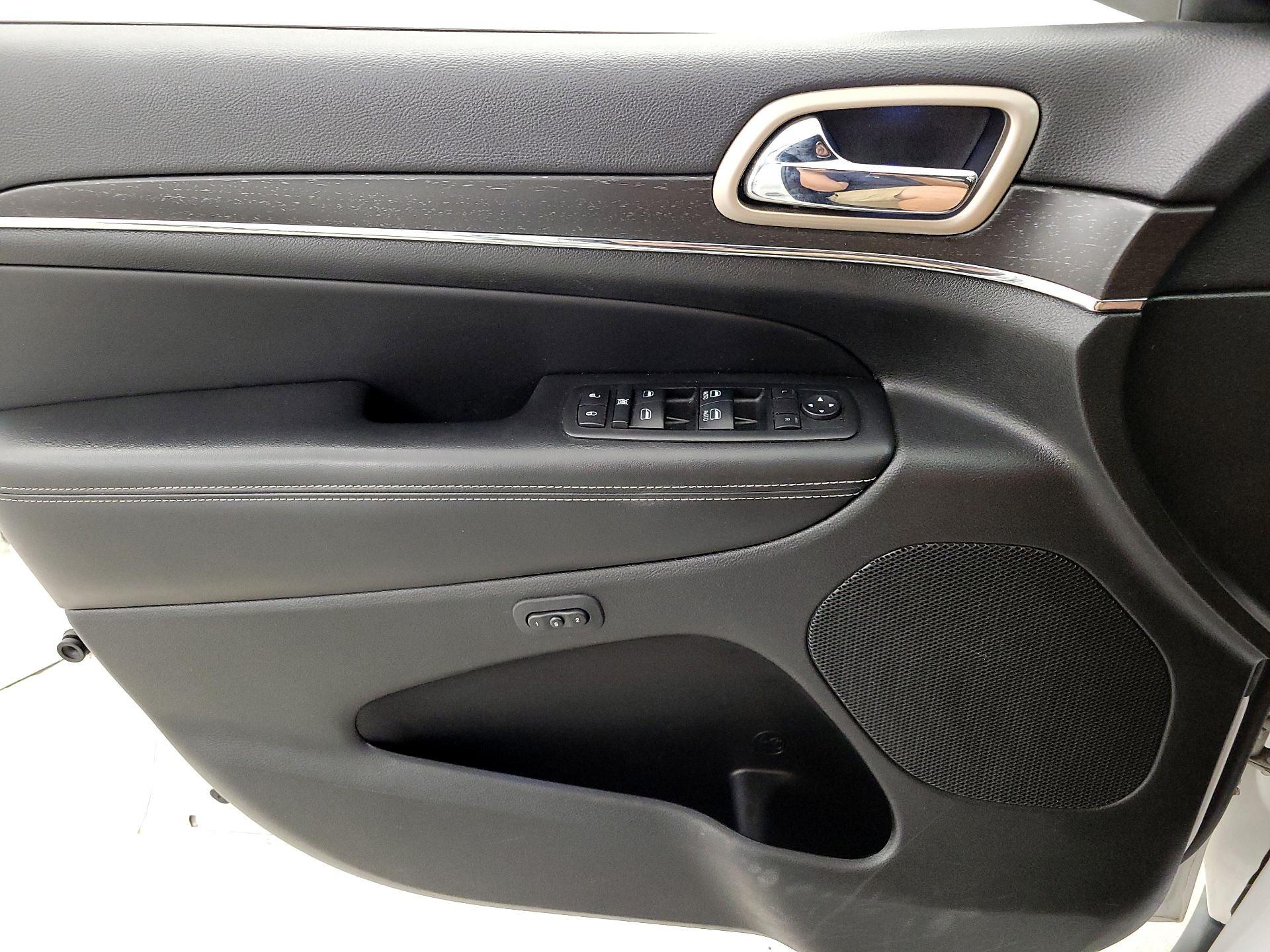 Thumbnail: 2015 Jeep Grand Cherokee - 12