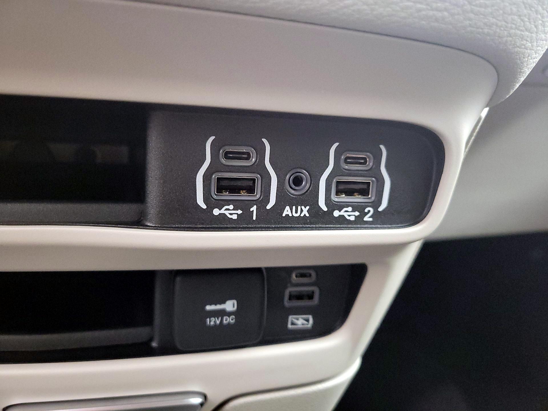 Thumbnail: 2022 Chrysler Pacifica - 18