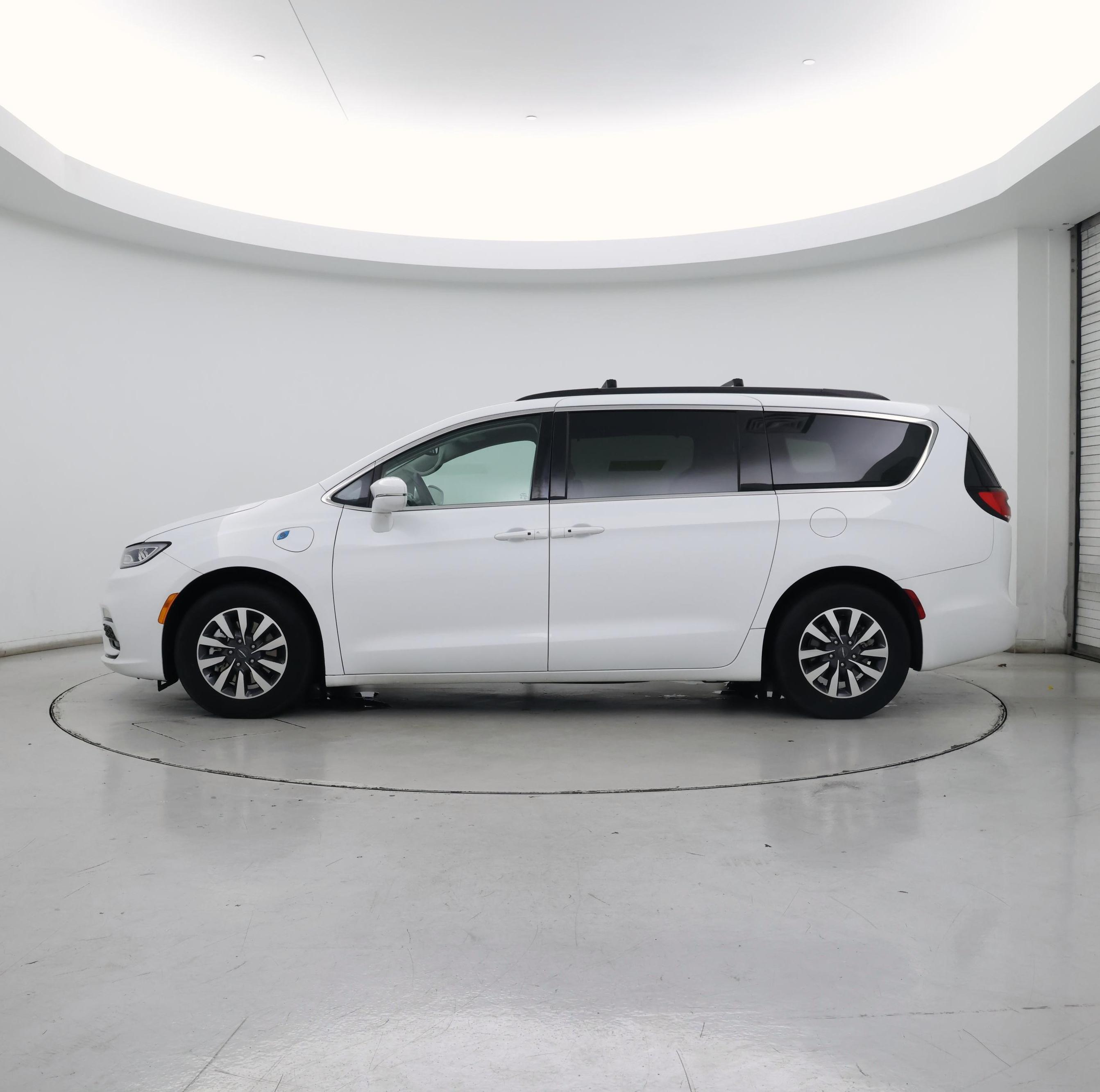 Thumbnail: 2022 Chrysler Pacifica - 3