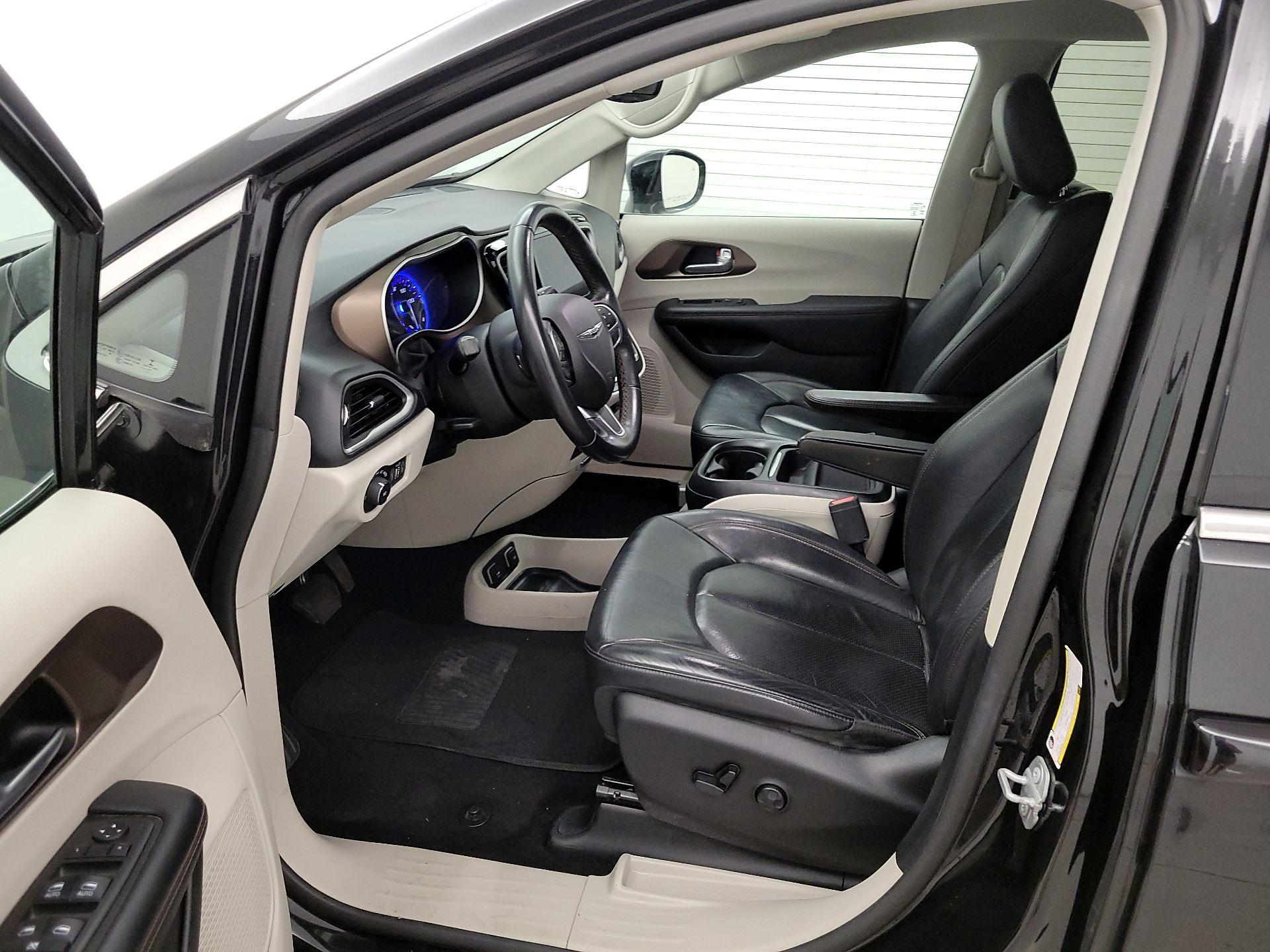 Thumbnail: 2018 Chrysler Pacifica - 11