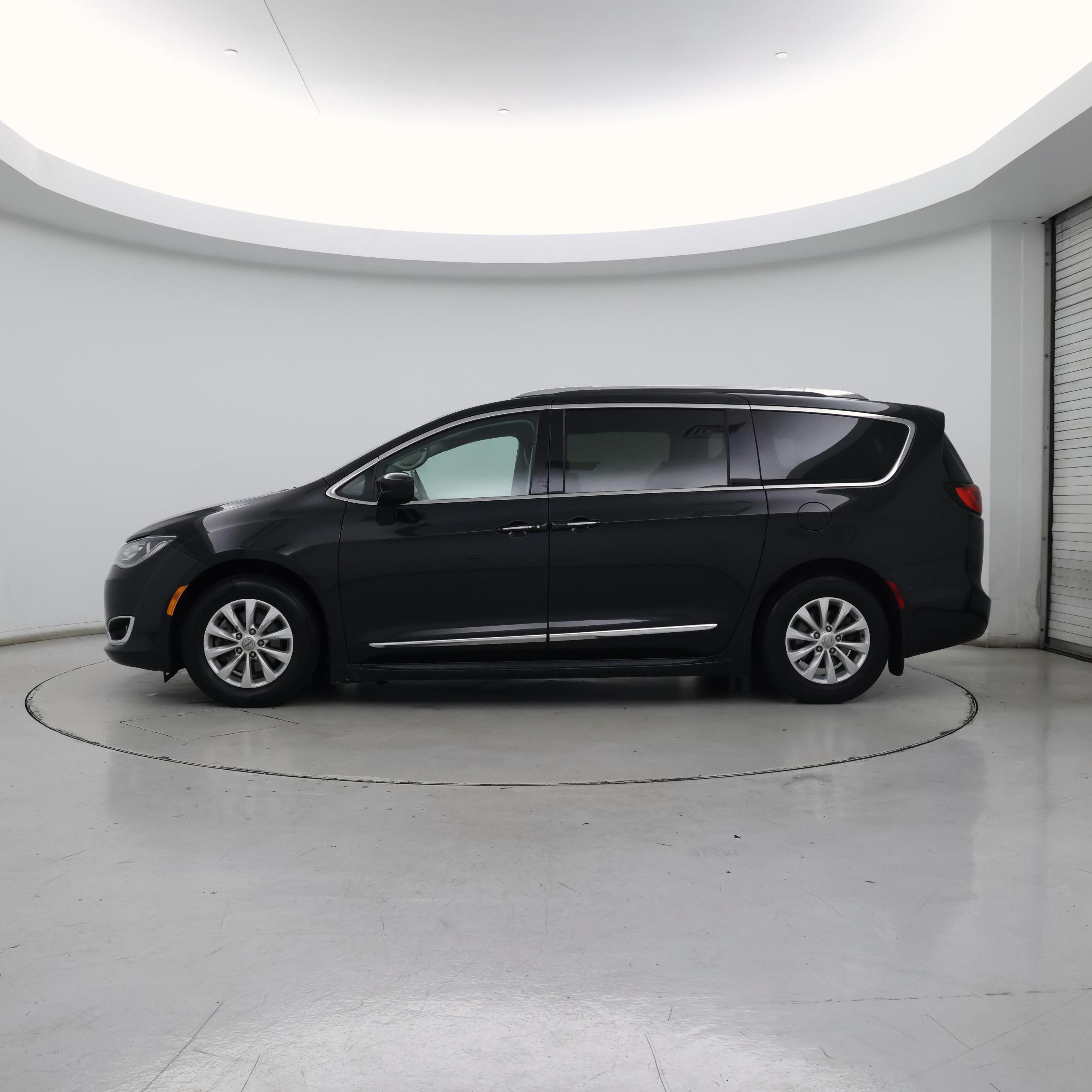 Thumbnail: 2018 Chrysler Pacifica - 3