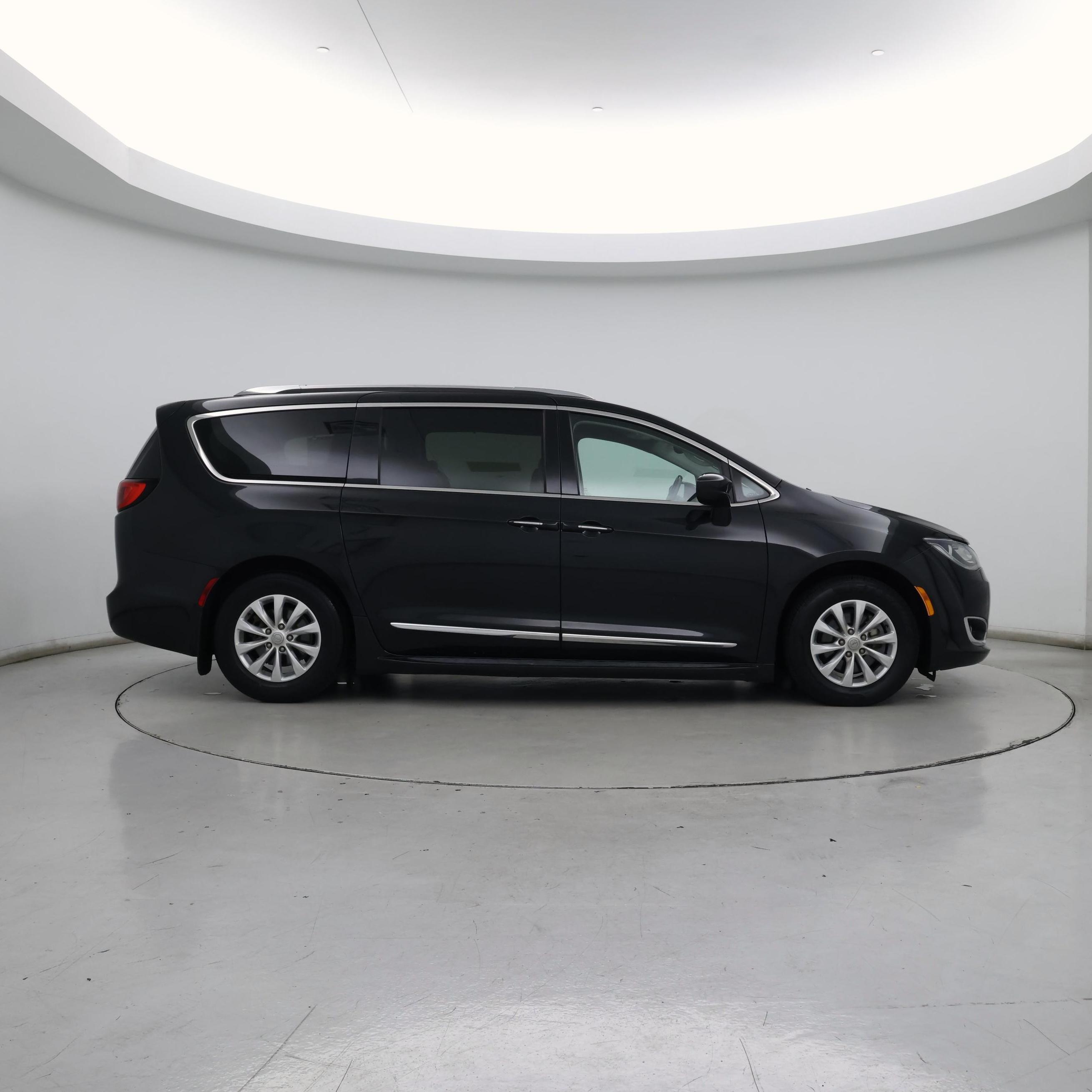 Thumbnail: 2018 Chrysler Pacifica - 7