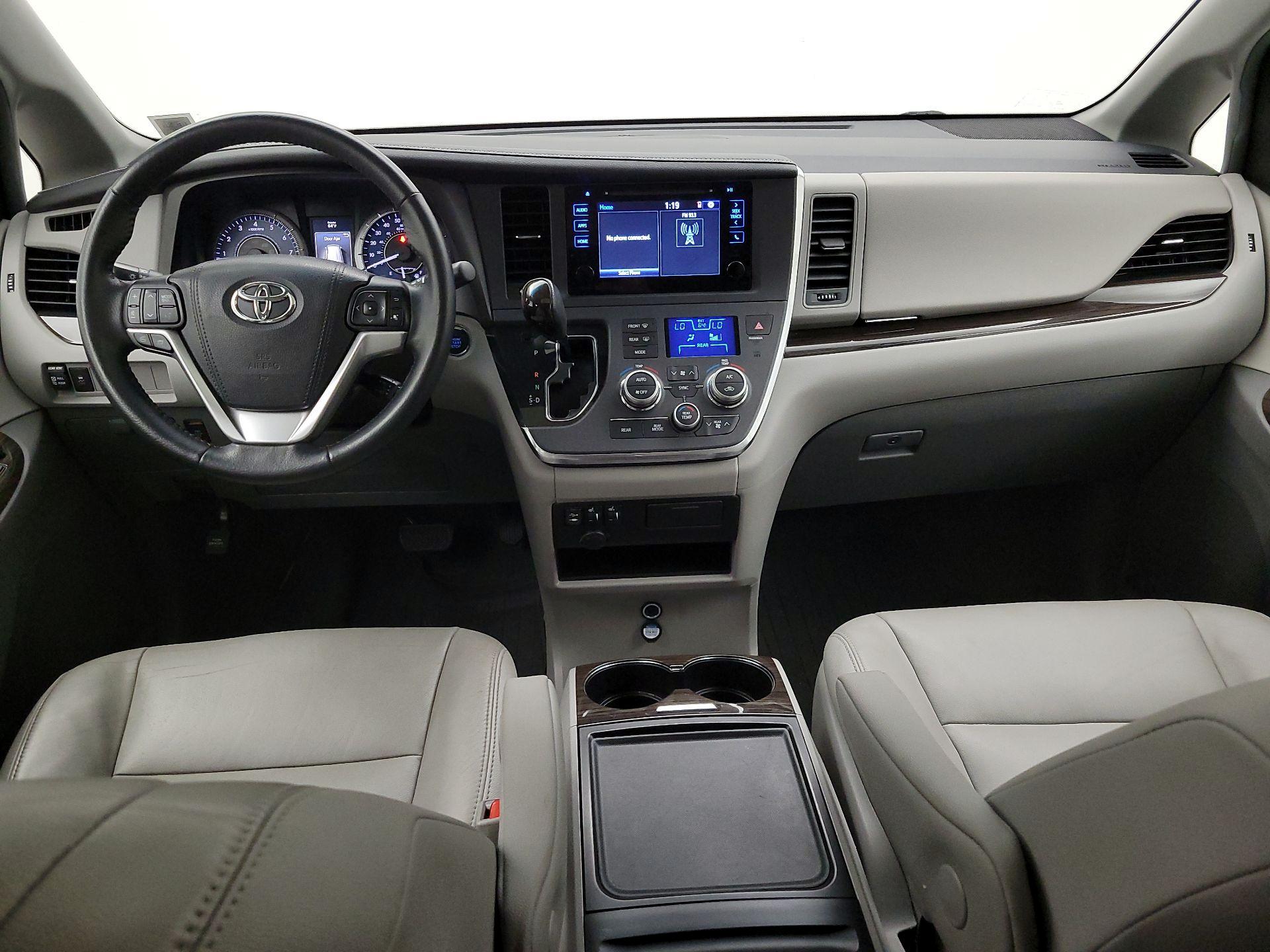 Thumbnail: 2017 Toyota Sienna - 9