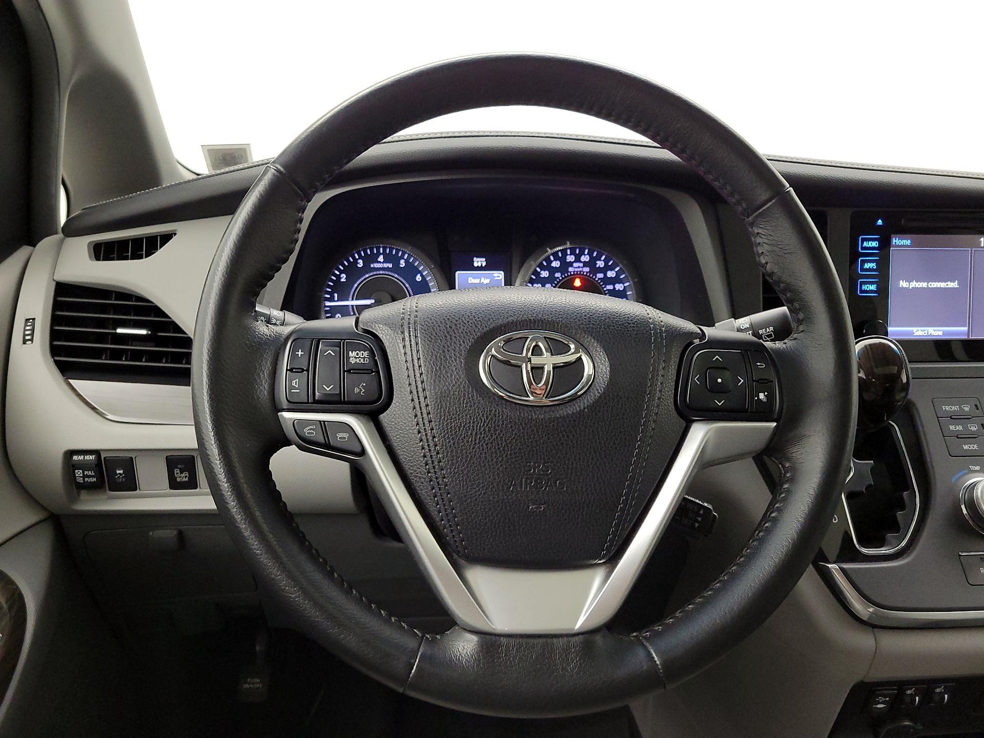Thumbnail: 2017 Toyota Sienna - 10