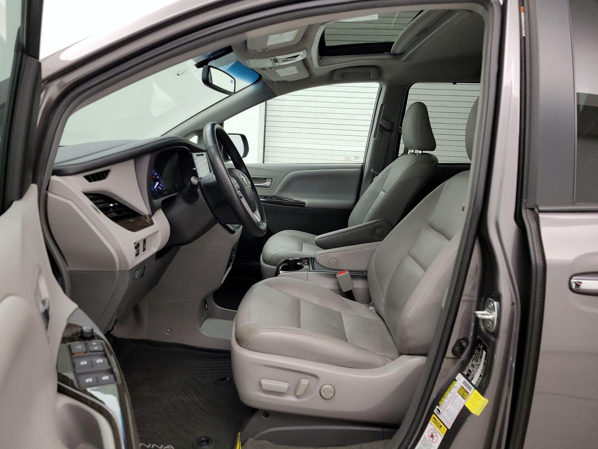 Thumbnail: 2017 Toyota Sienna - 11