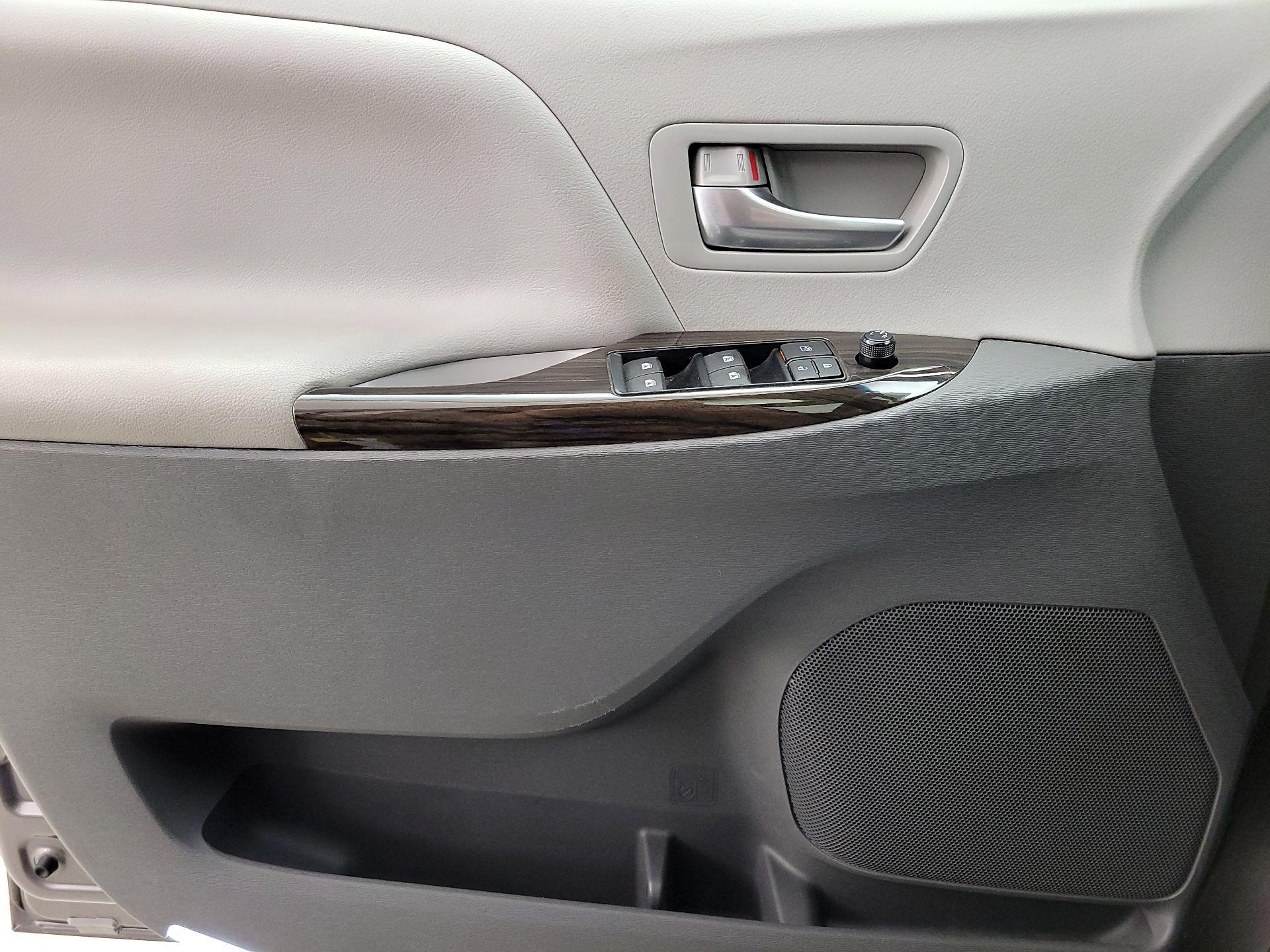 Thumbnail: 2017 Toyota Sienna - 12