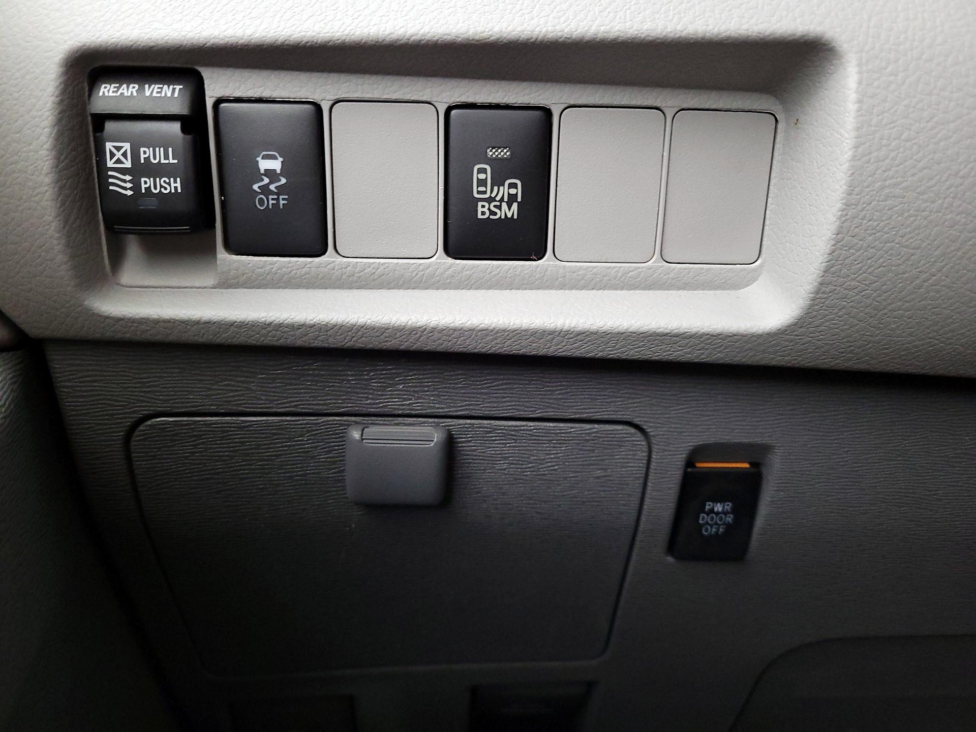 Thumbnail: 2017 Toyota Sienna - 13