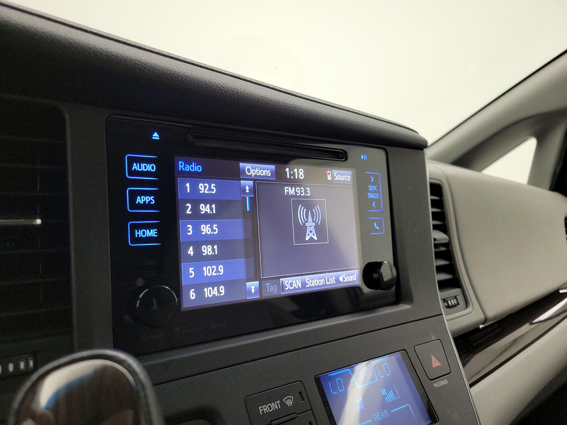Thumbnail: 2017 Toyota Sienna - 15