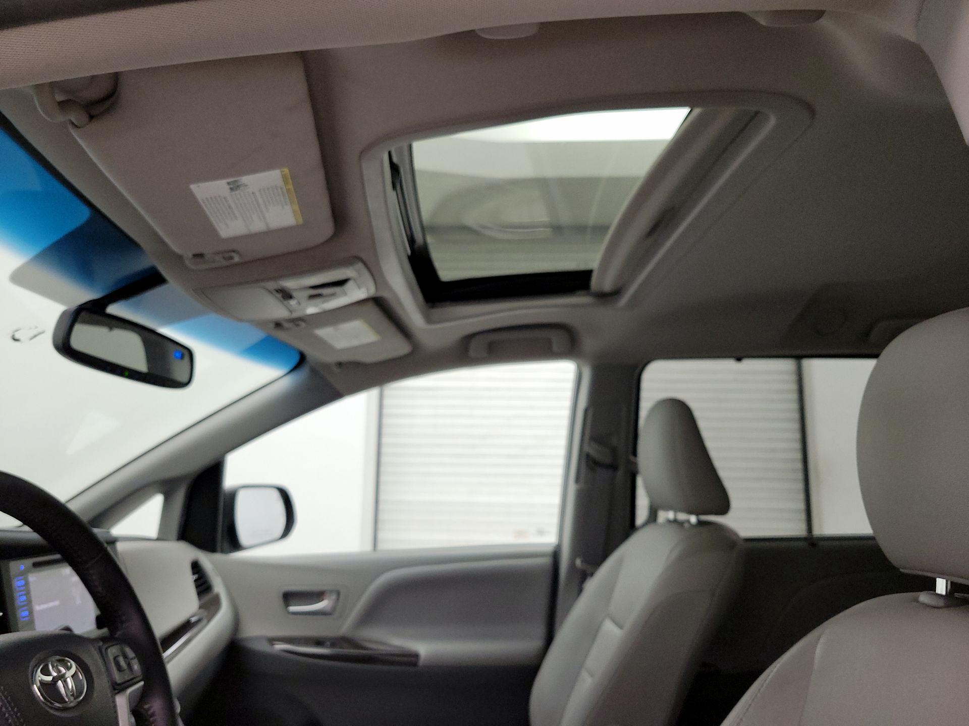Thumbnail: 2017 Toyota Sienna - 19