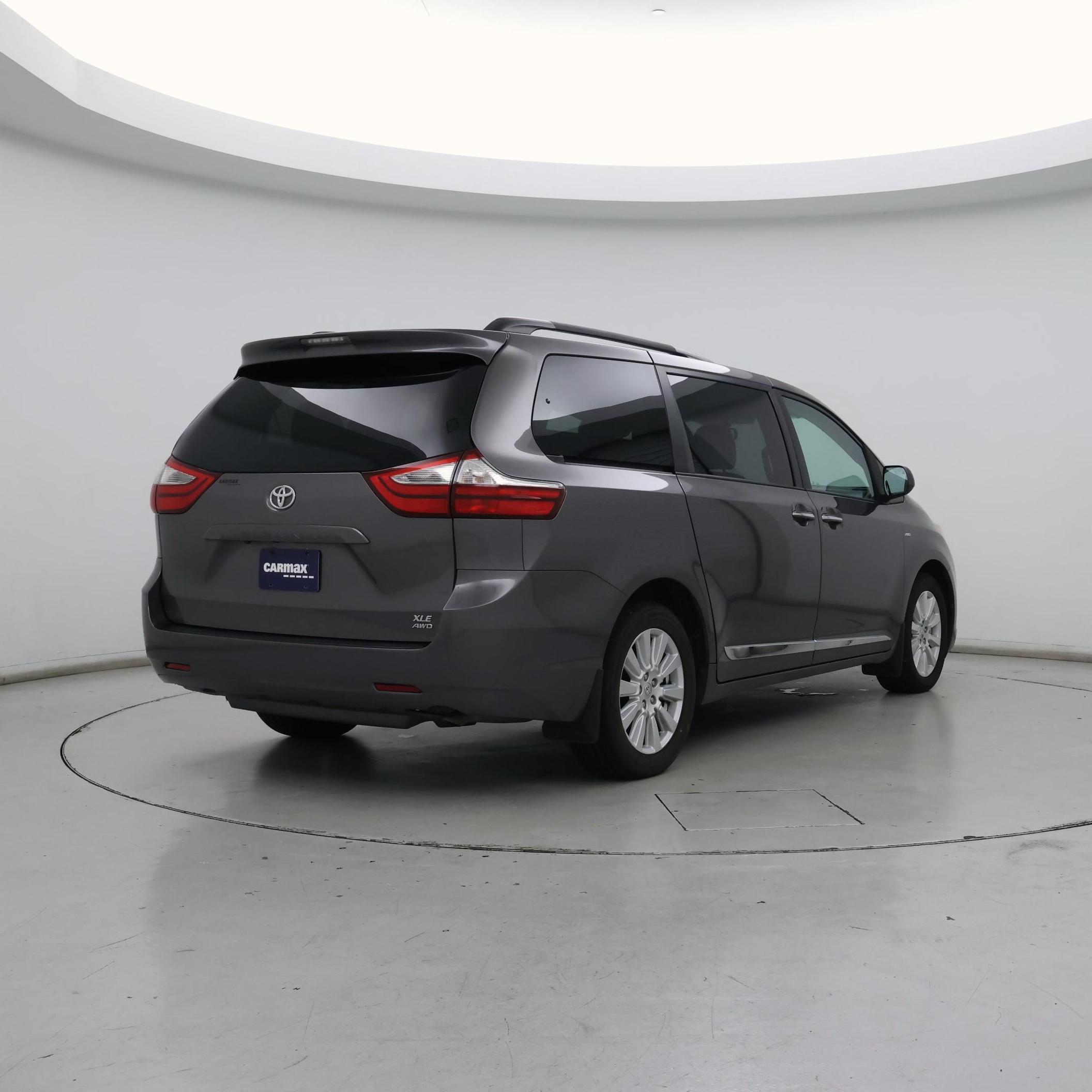 Thumbnail: 2017 Toyota Sienna - 8