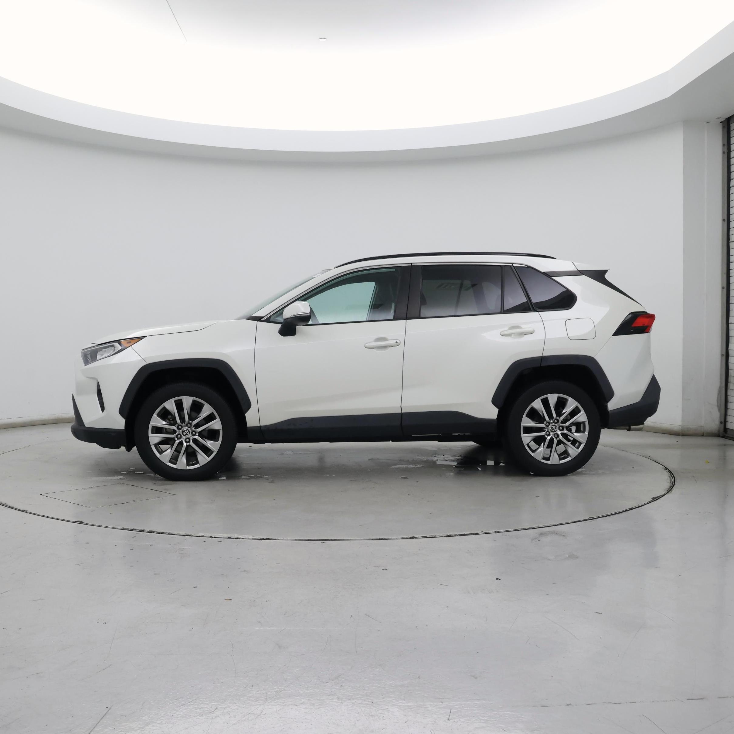 Thumbnail: 2021 Toyota RAV4 - 3