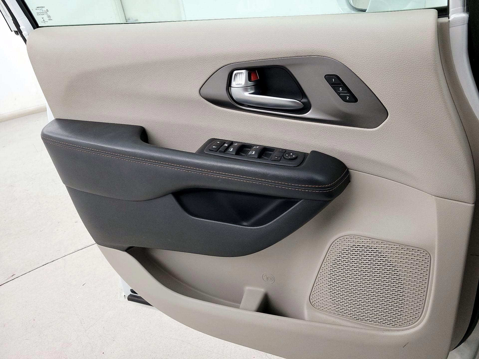 Thumbnail: 2020 Chrysler Pacifica - 12