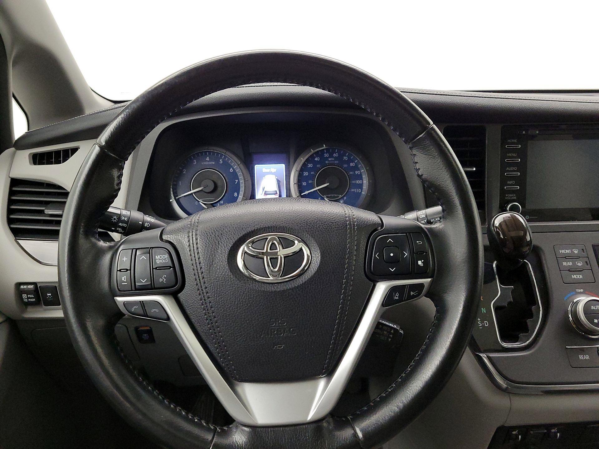 Thumbnail: 2018 Toyota Sienna - 10