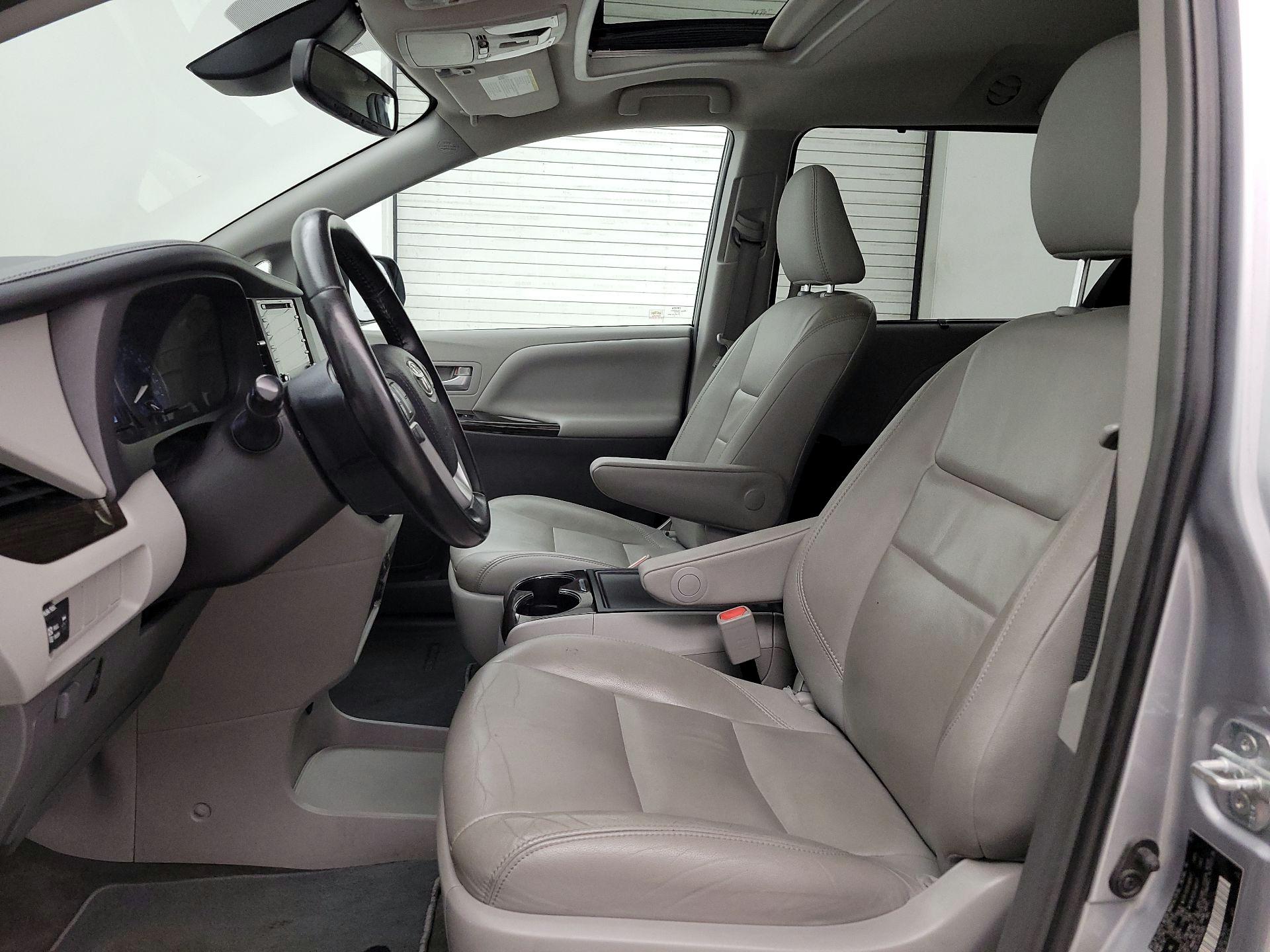 Thumbnail: 2018 Toyota Sienna - 11